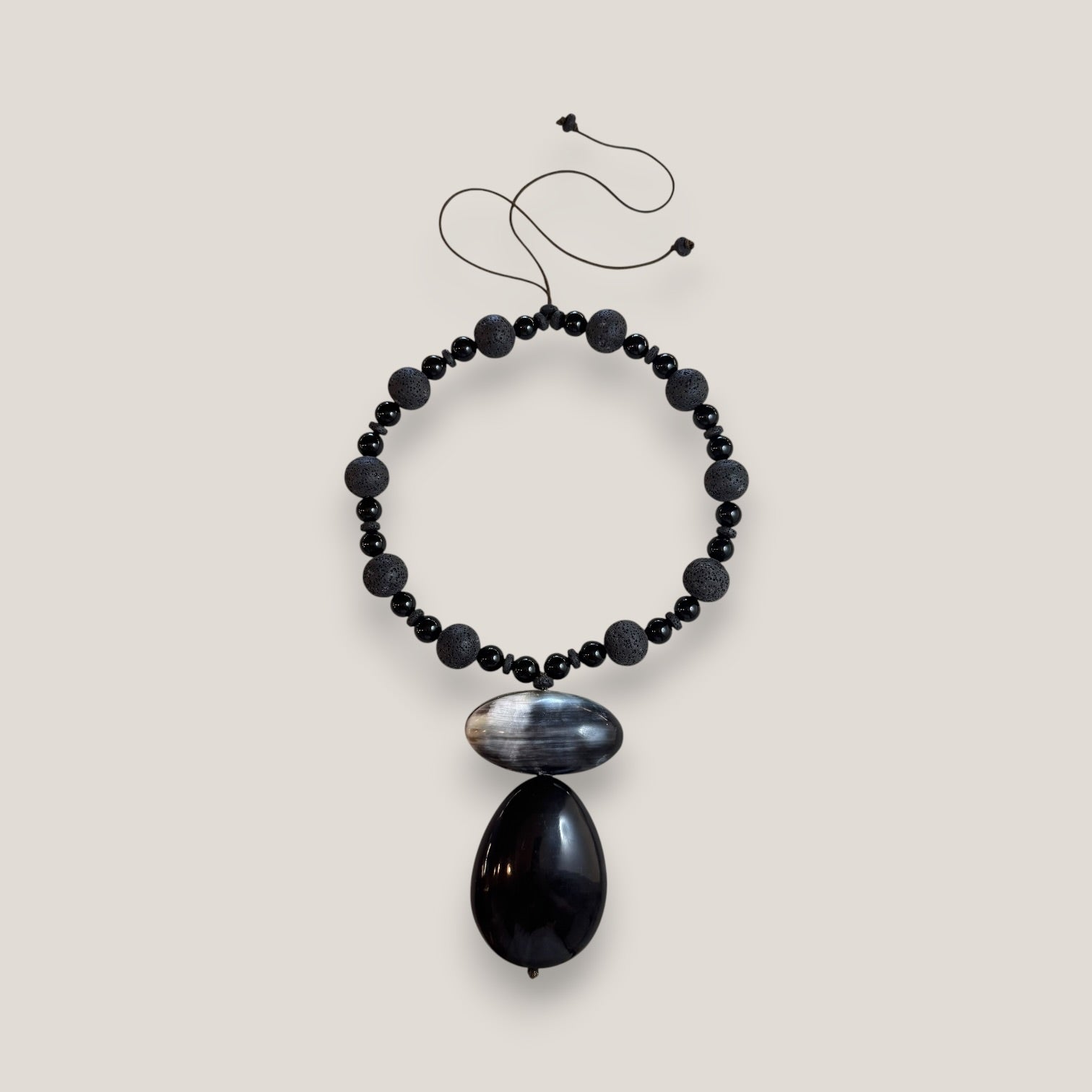 Collar medallón cuerno ónix esponja coral negra 20mm