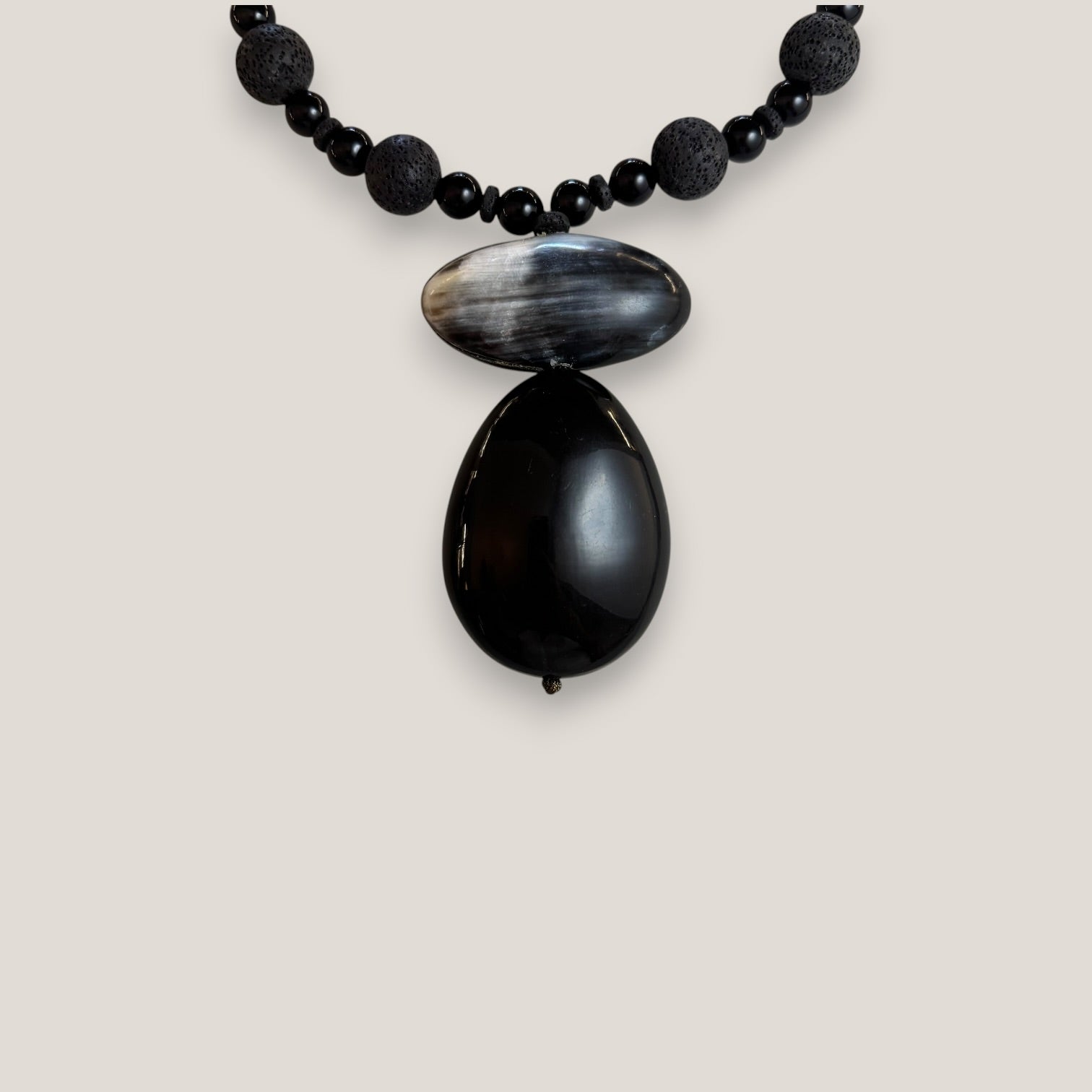 Collar medallón cuerno ónix esponja coral negra 20mm