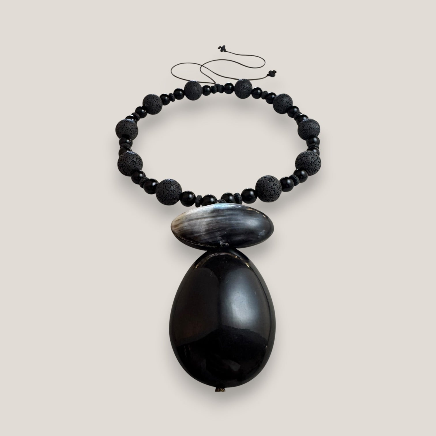 Collar medallón cuerno ónix esponja coral negra 20mm