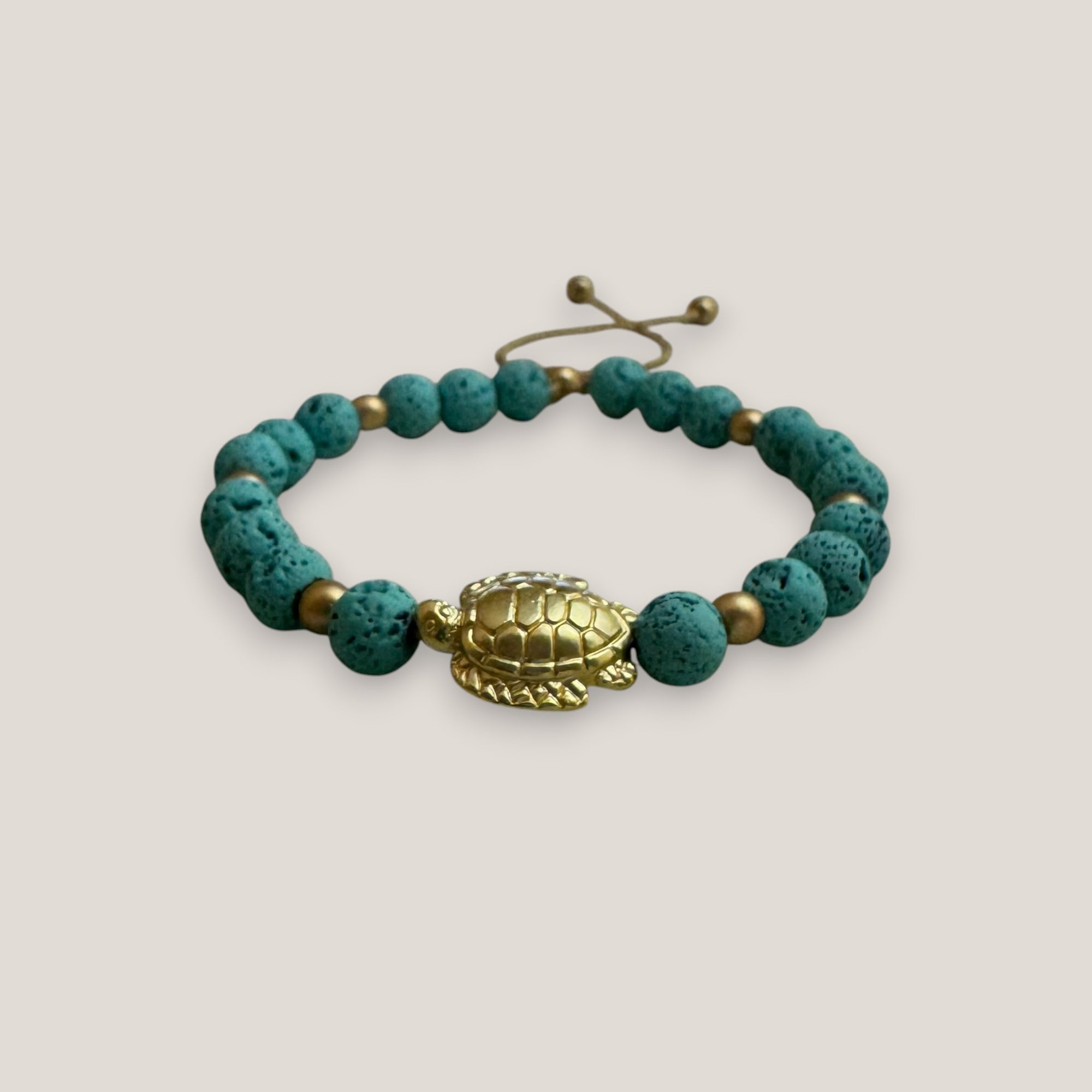 Pulsera con gran tortuga dorada lava azul turquesa