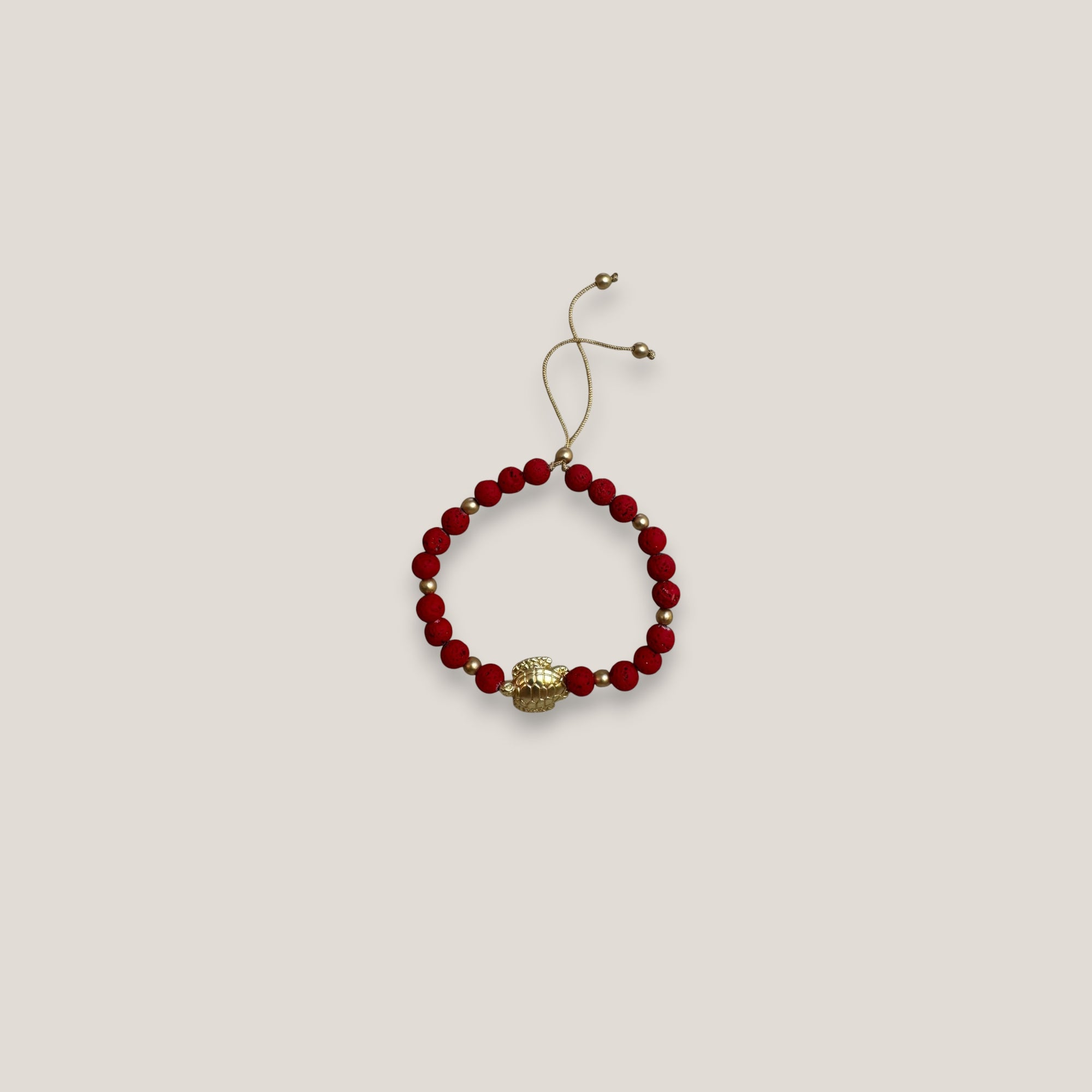 Armband mit großer goldener Schildkröte und roter Lava