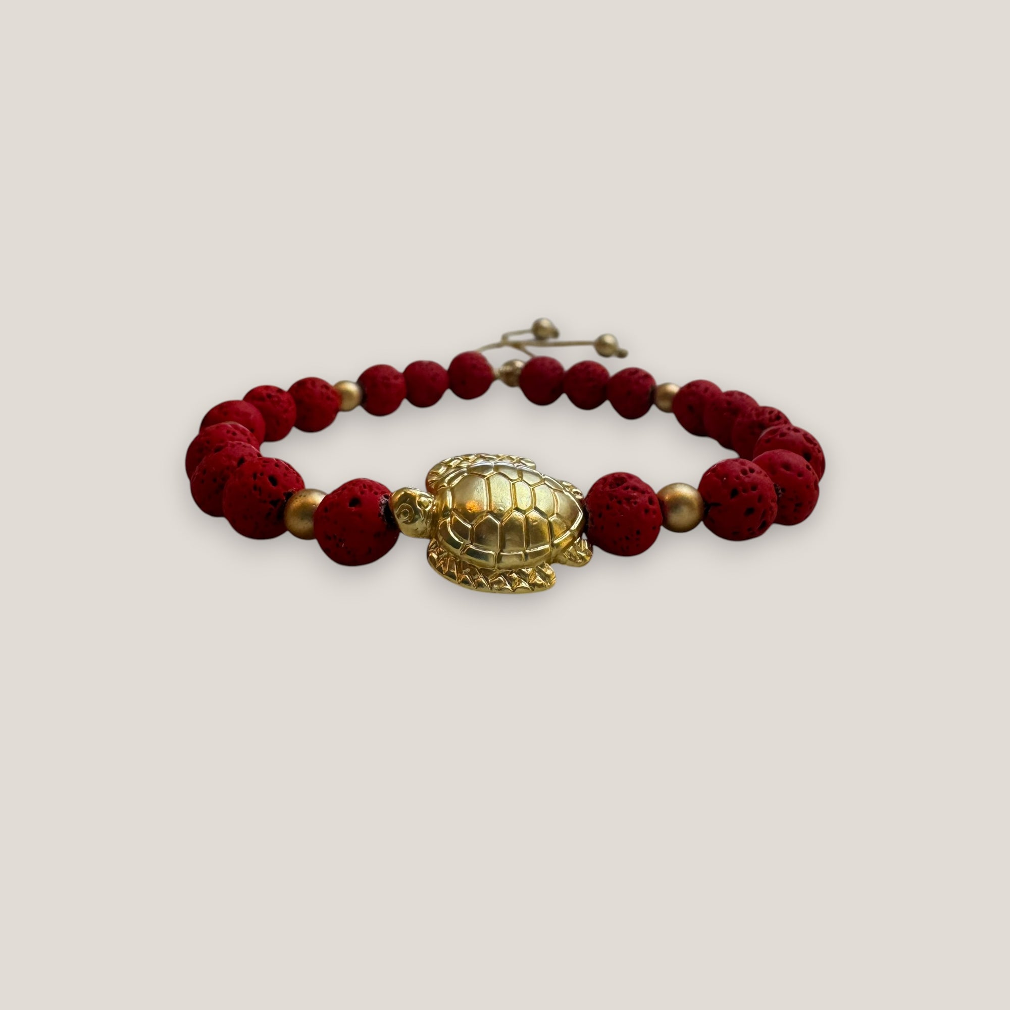Armband mit großer goldener Schildkröte und roter Lava
