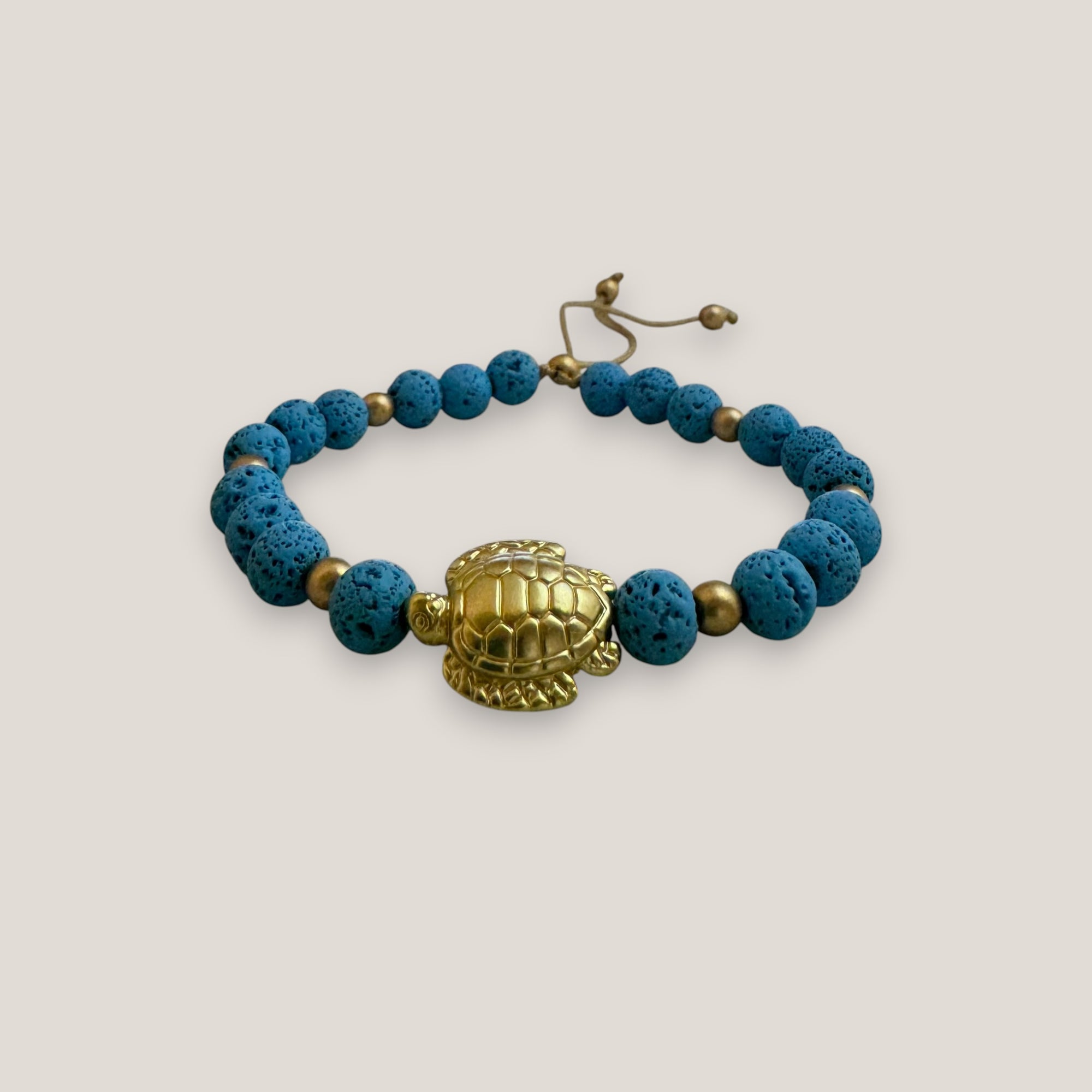 Pulsera con gran tortuga dorada lava azul azulín