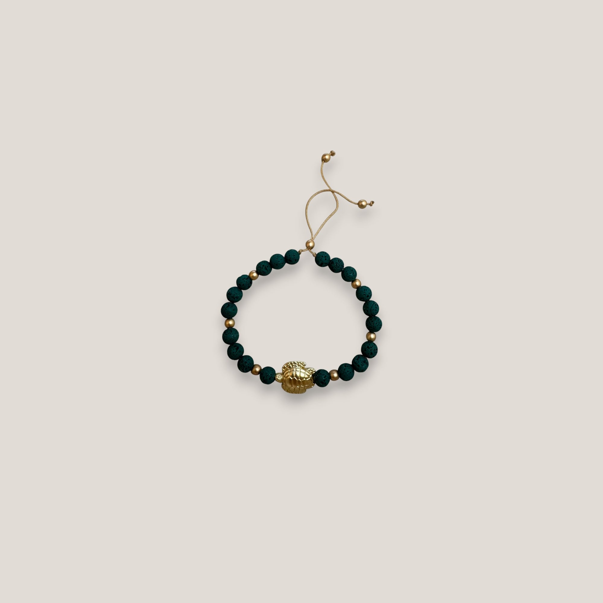 Pulsera con gran tortuga dorada lava verde oscuro