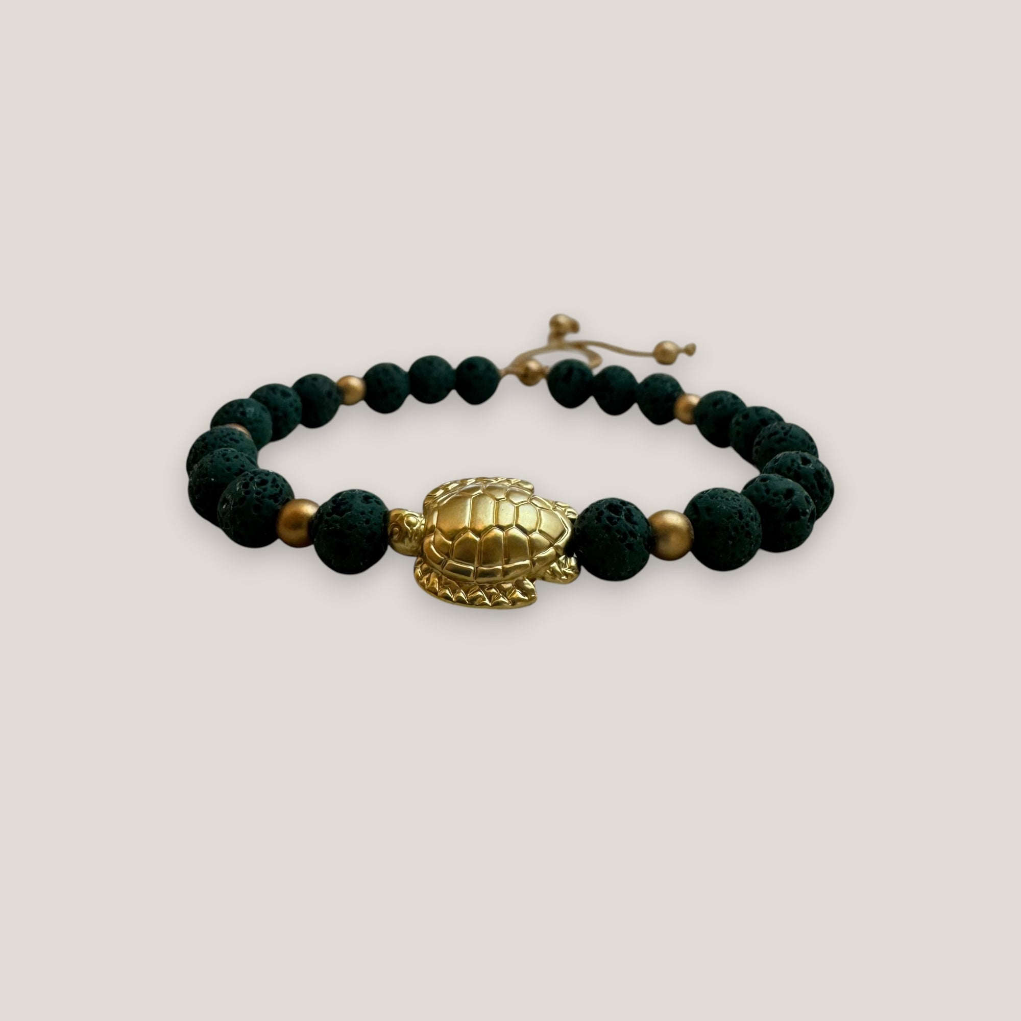 Pulsera con gran tortuga dorada lava verde oscuro