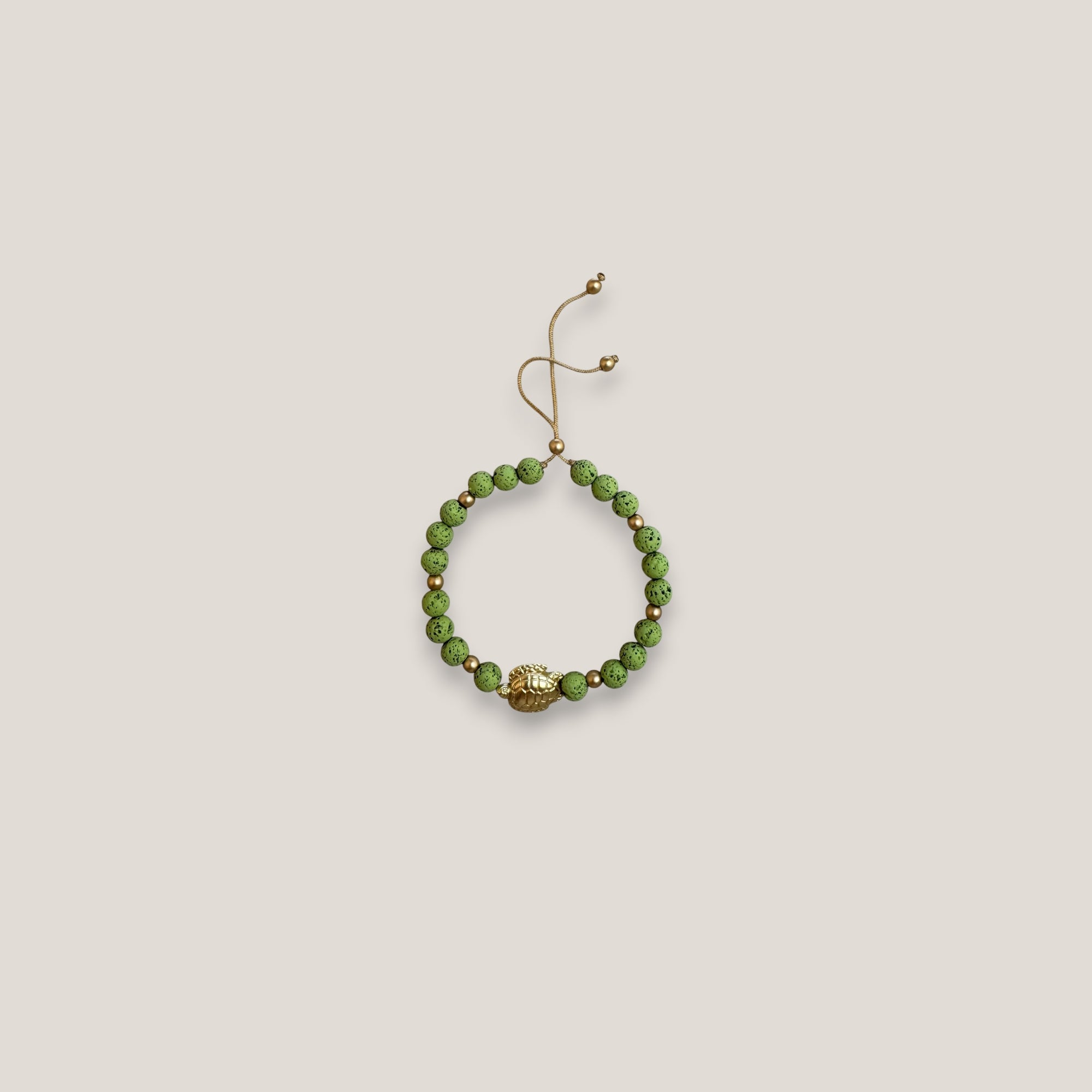 Pulsera con gran tortuga dorada lava verde claro
