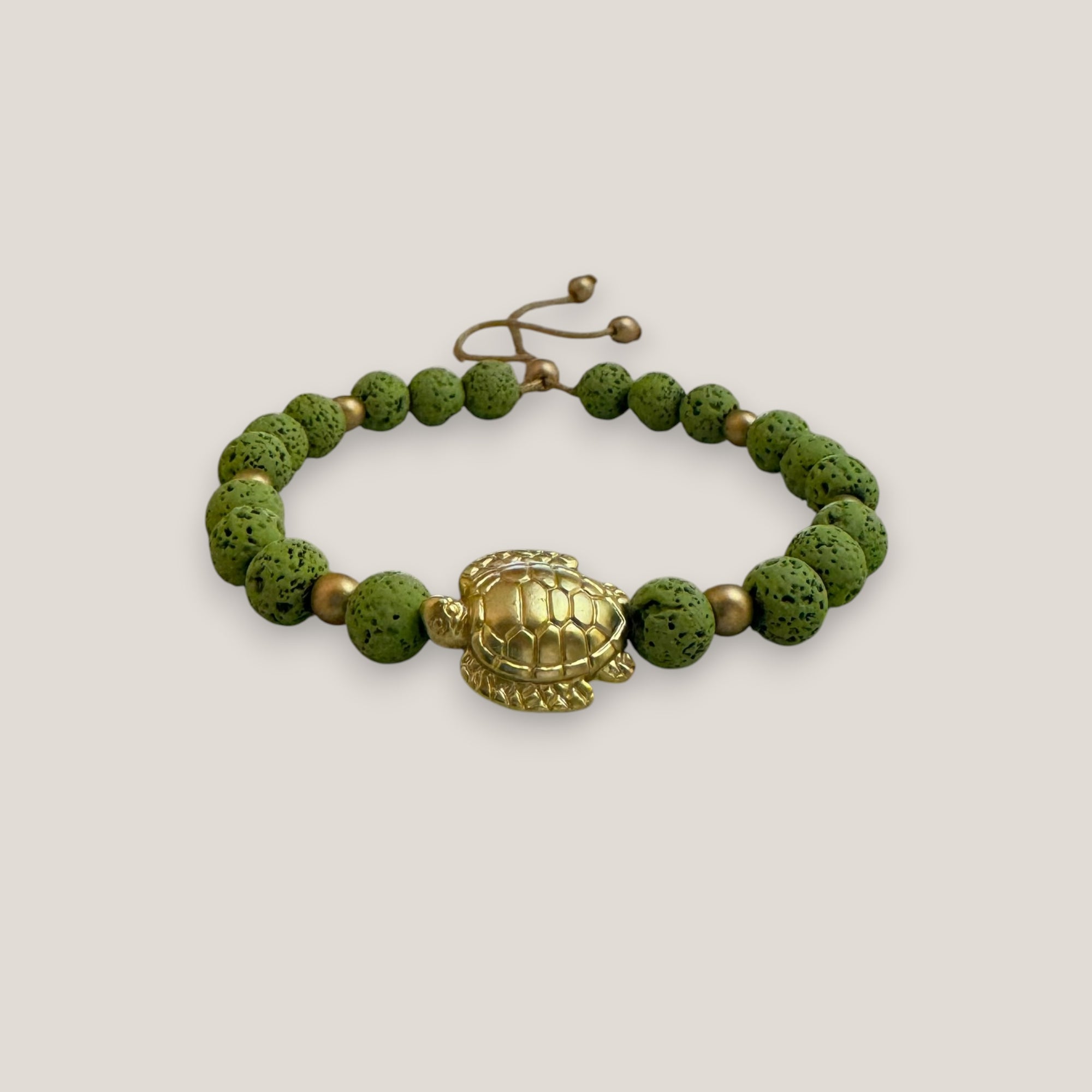 Pulsera con gran tortuga dorada lava verde claro