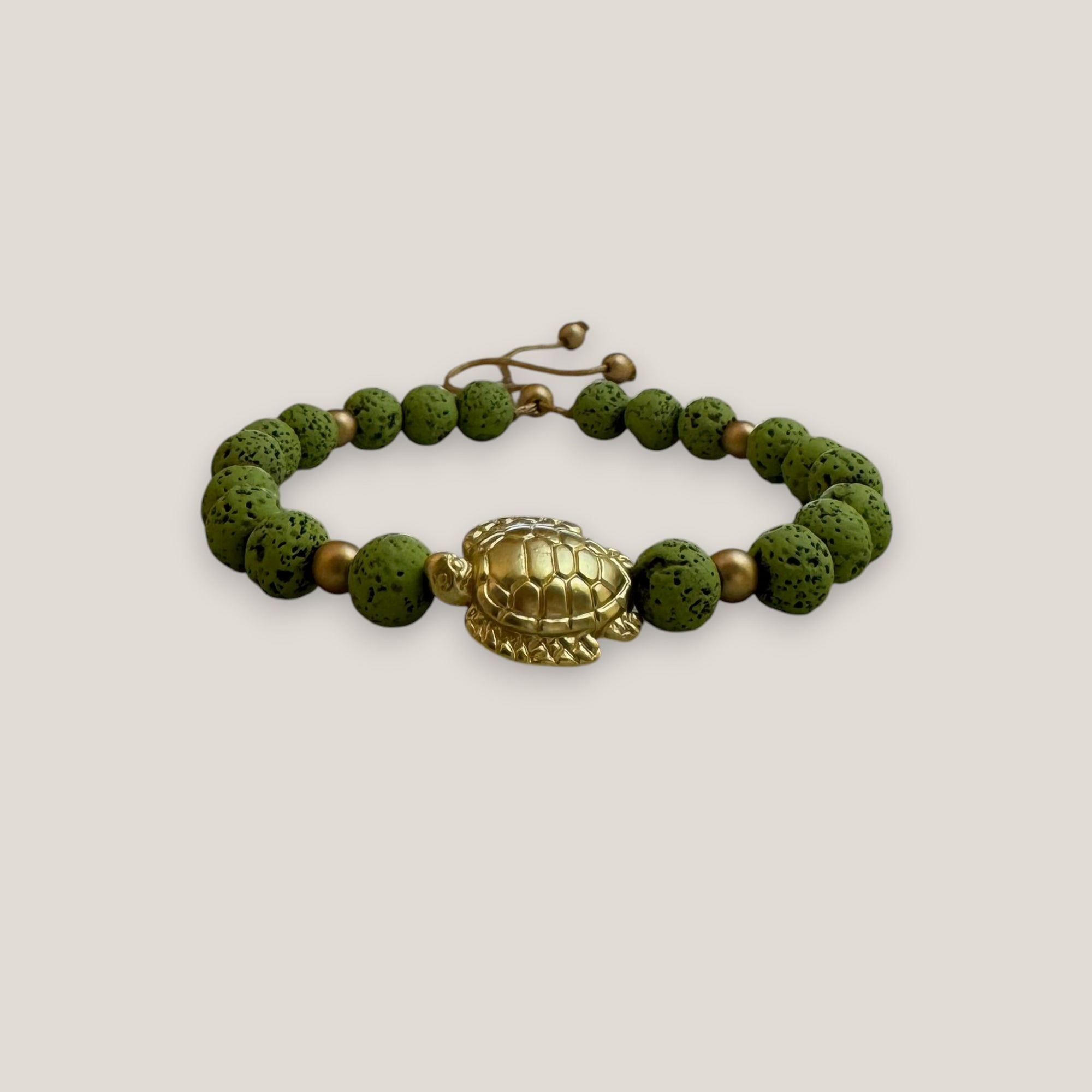 Pulsera con gran tortuga dorada lava verde claro