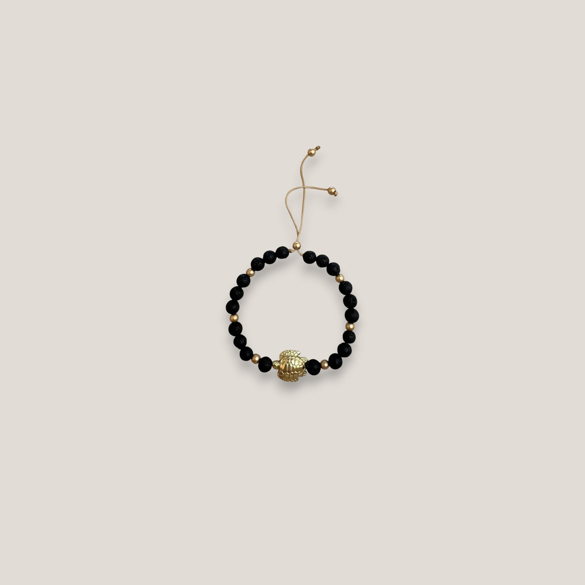 Pulsera con gran tortuga dorada lava negra