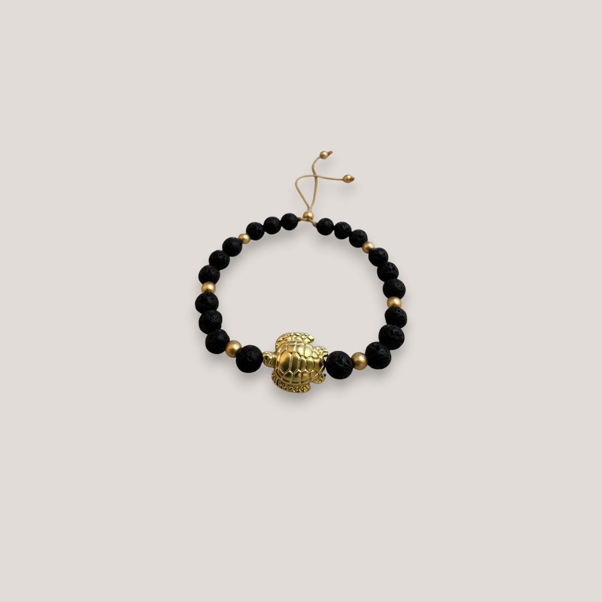 Pulsera con gran tortuga dorada lava negra