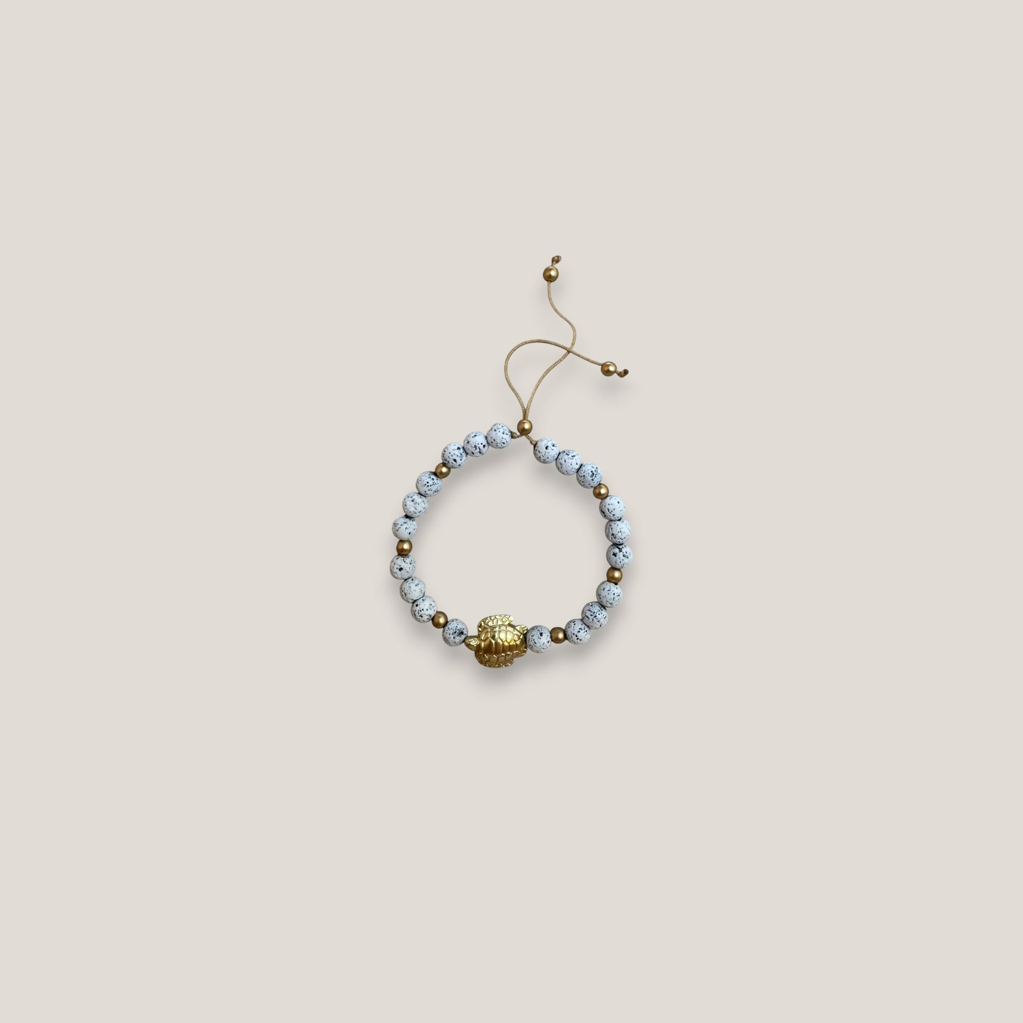 Armband mit großer goldener Schildkröte und weißer Lava