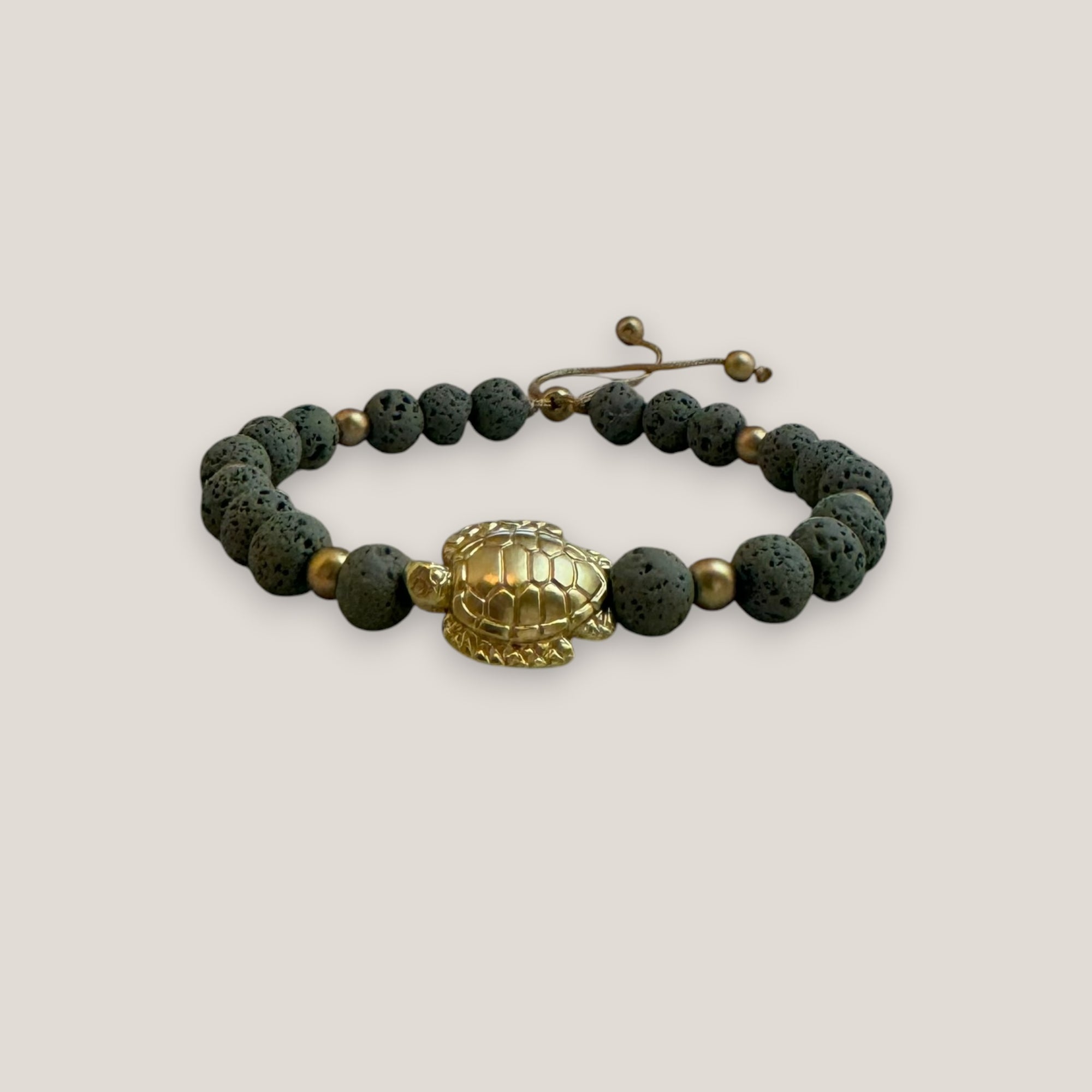 Pulsera con gran tortuga dorada lava gris claro