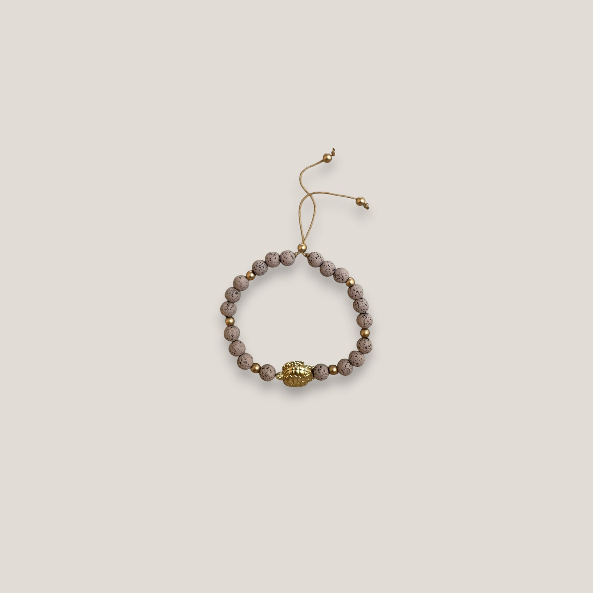 Armband mit großer goldener Schildkröte und Lavasand