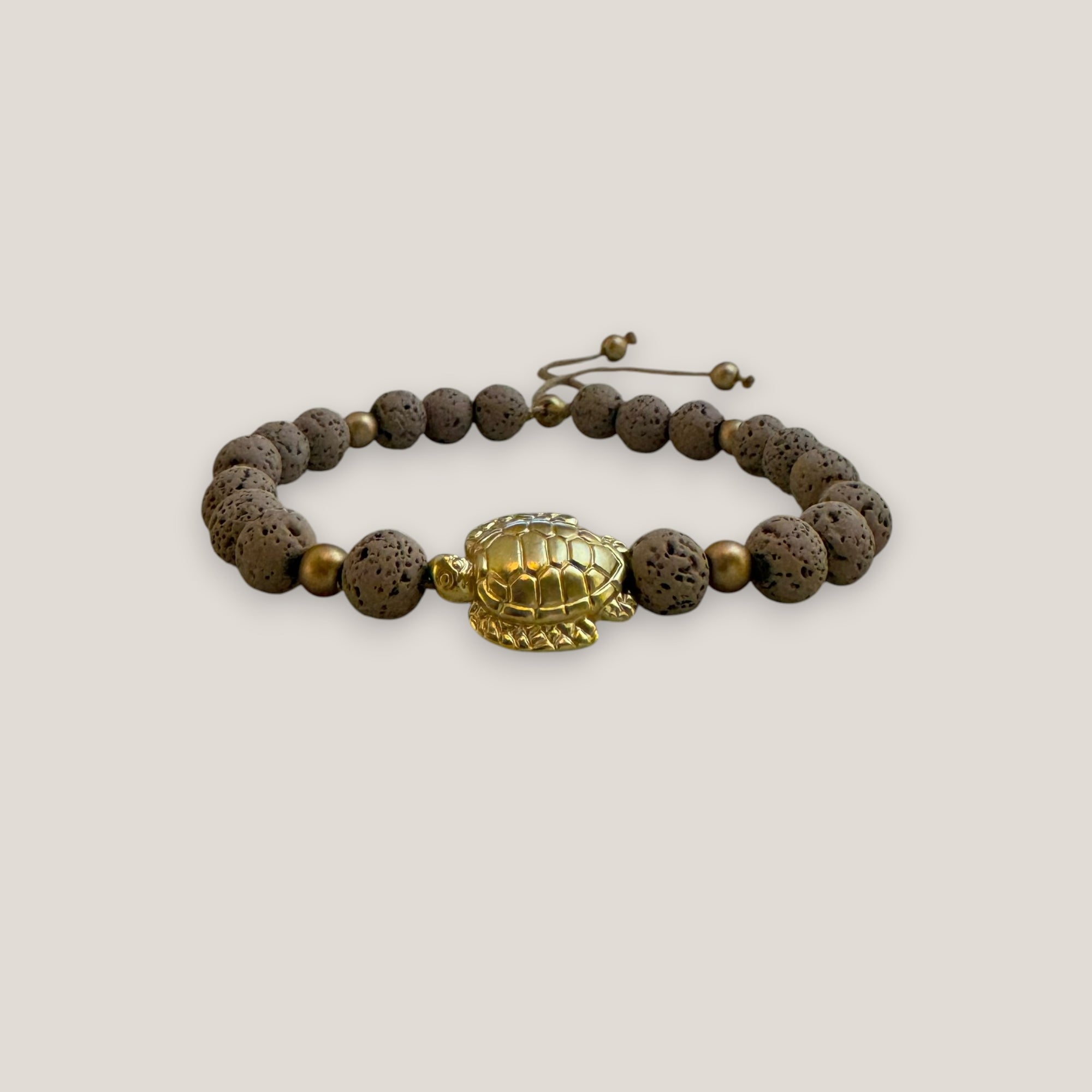 Armband mit großer goldener Schildkröte und Lavasand