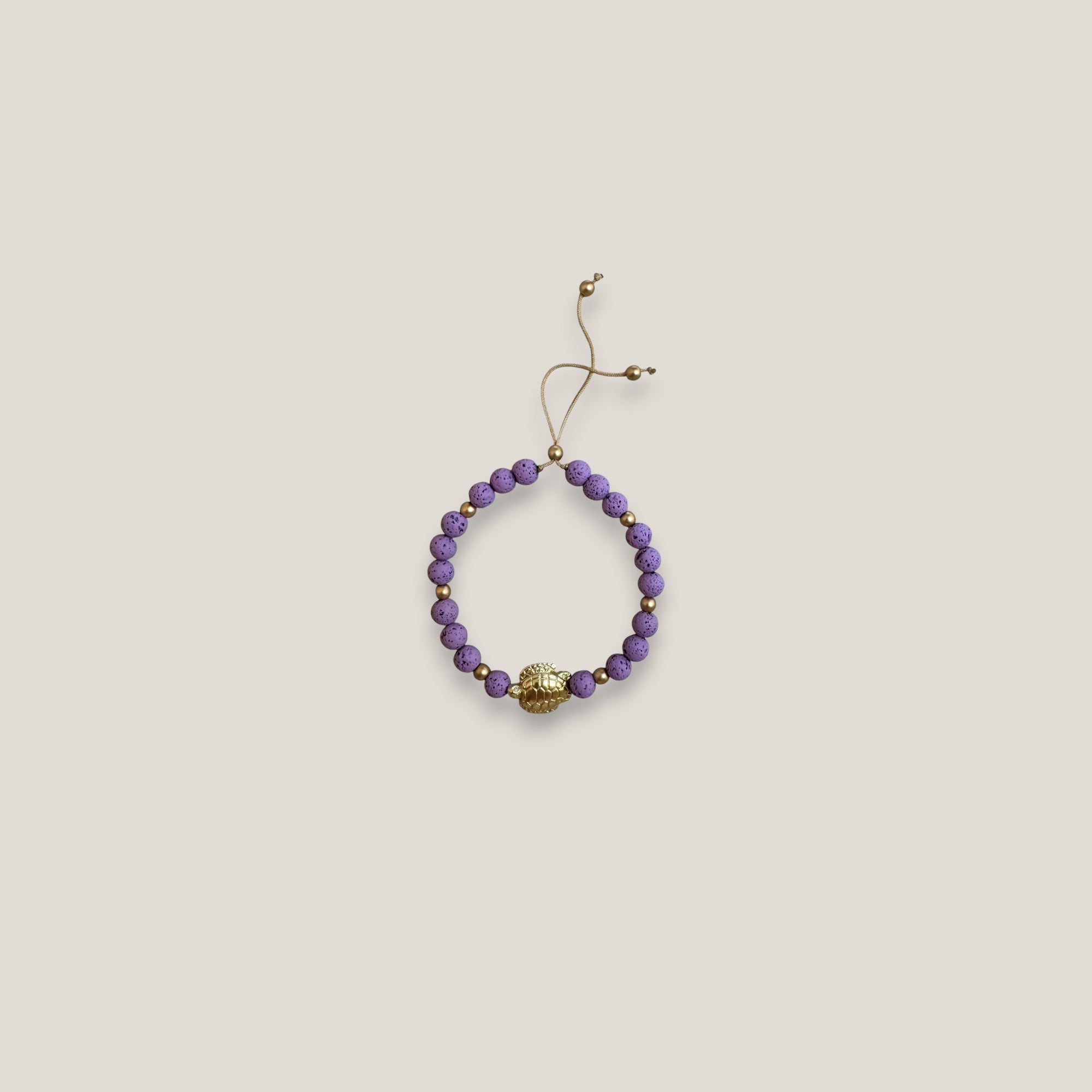 Armband mit großer goldener Schildkröte und malvenfarbener Lava