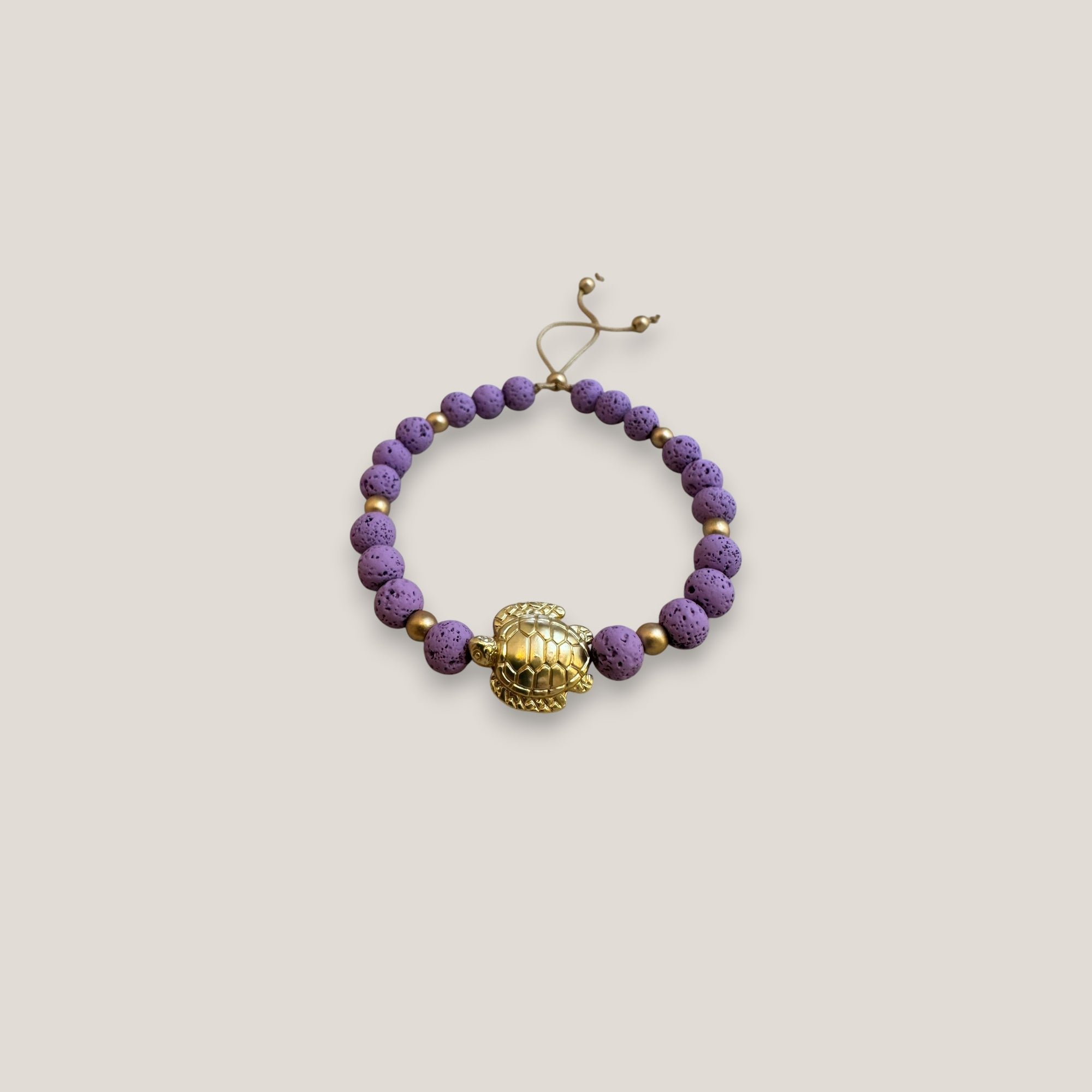 Armband mit großer goldener Schildkröte und malvenfarbener Lava