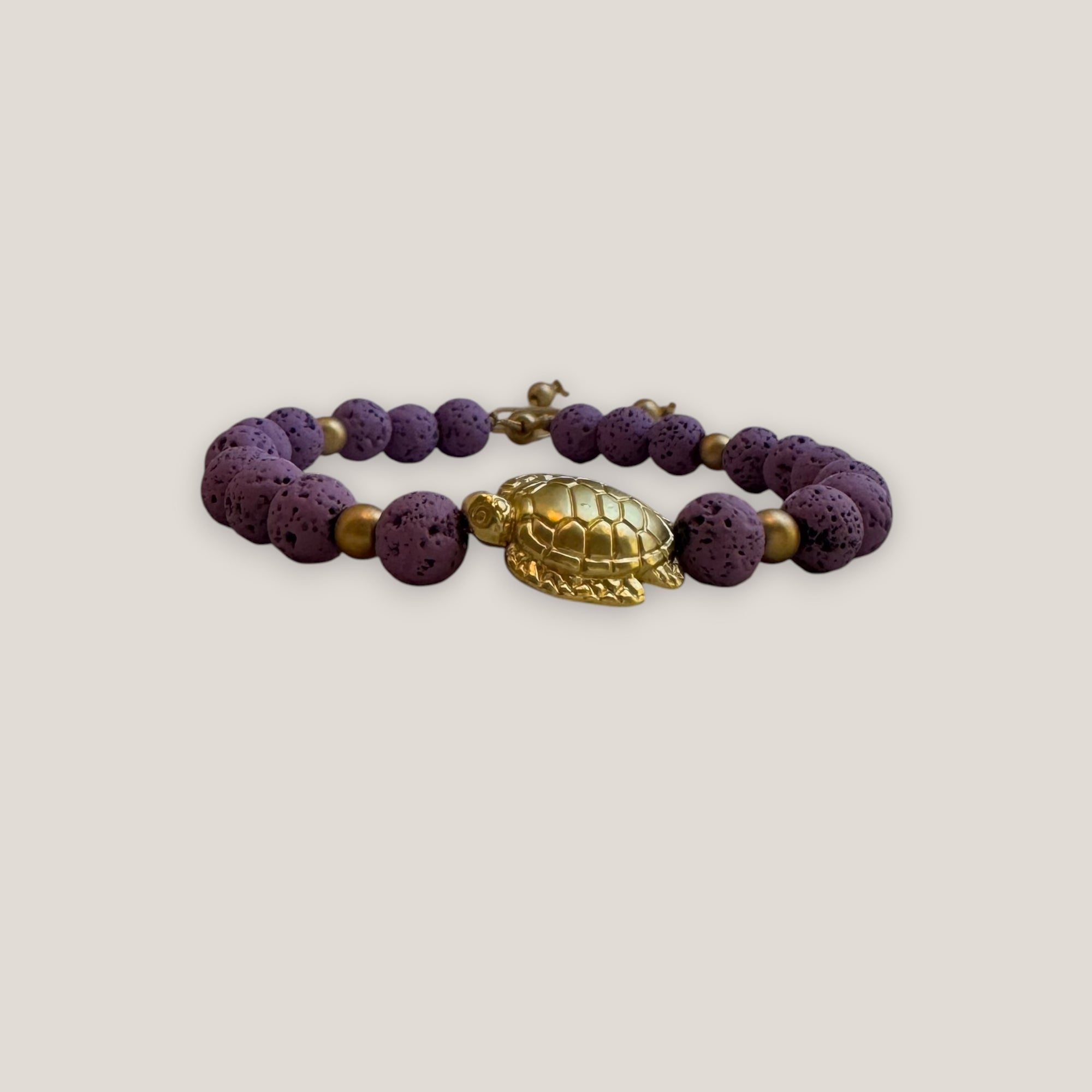 Armband mit großer goldener Schildkröte und malvenfarbener Lava