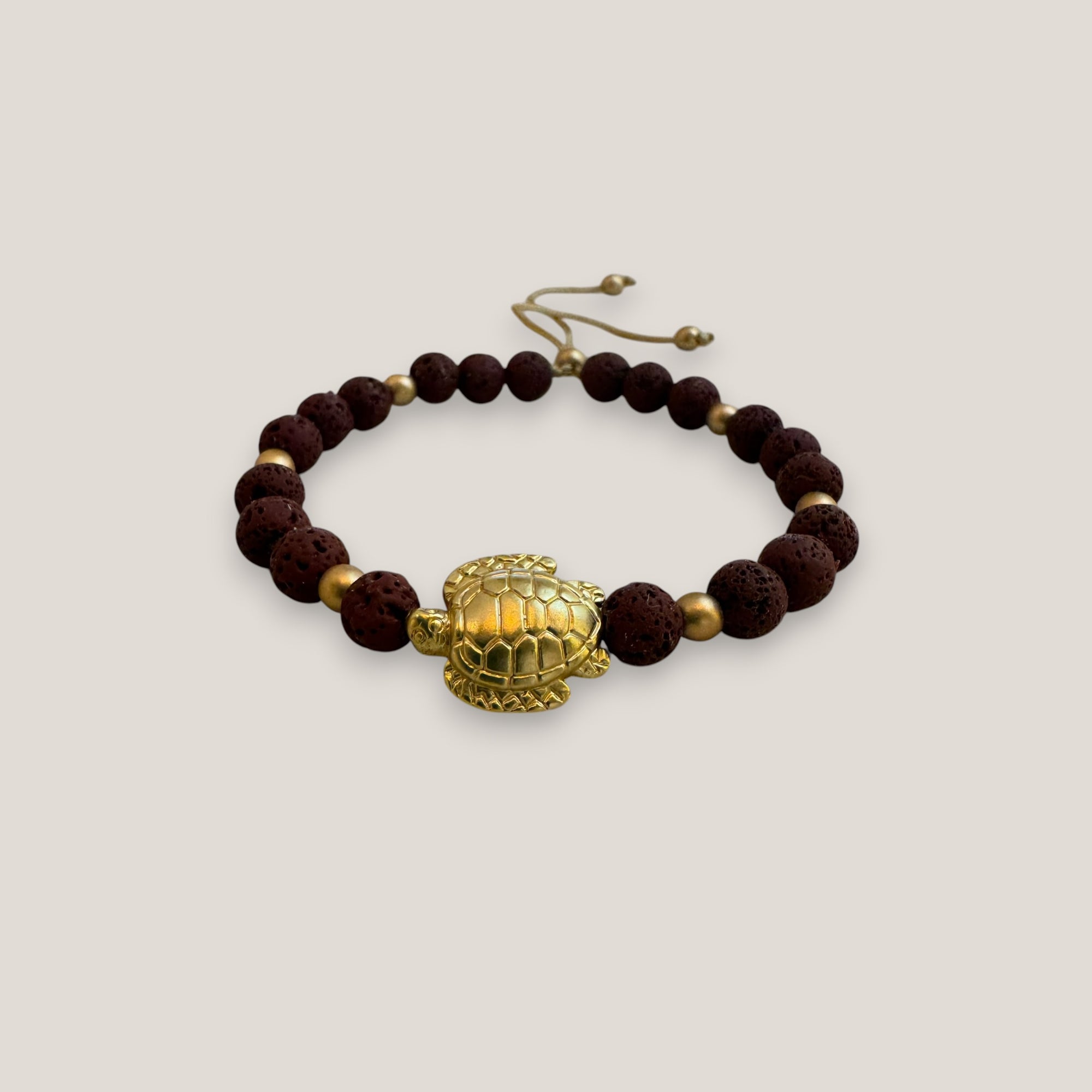 Pulsera con gran tortuga dorada lava granate