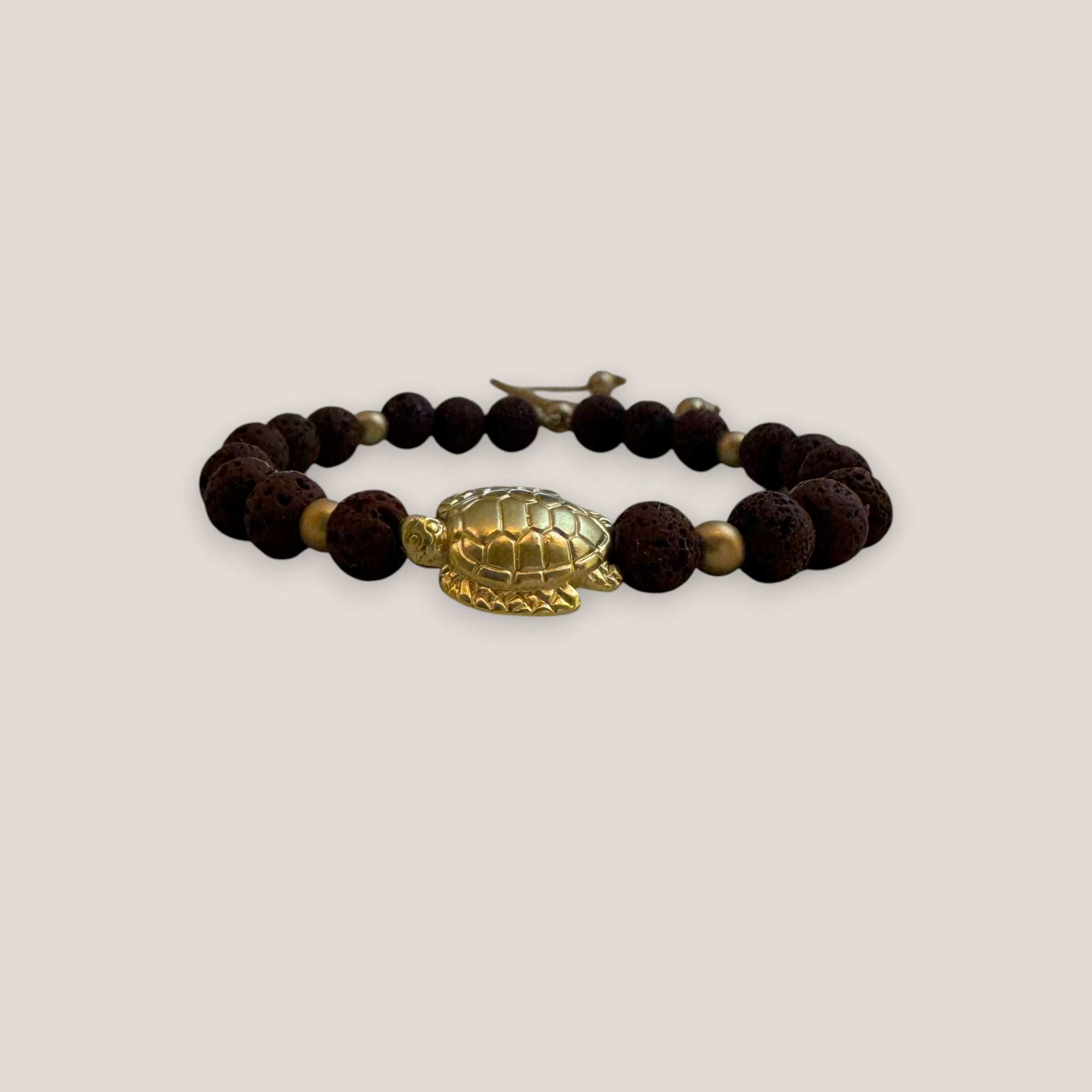 Pulsera con gran tortuga dorada lava granate