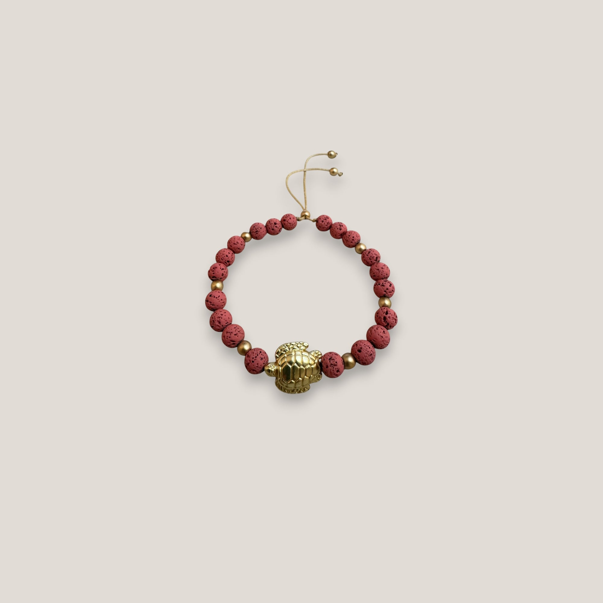 Pulsera con gran tortuga dorada lava fucsia