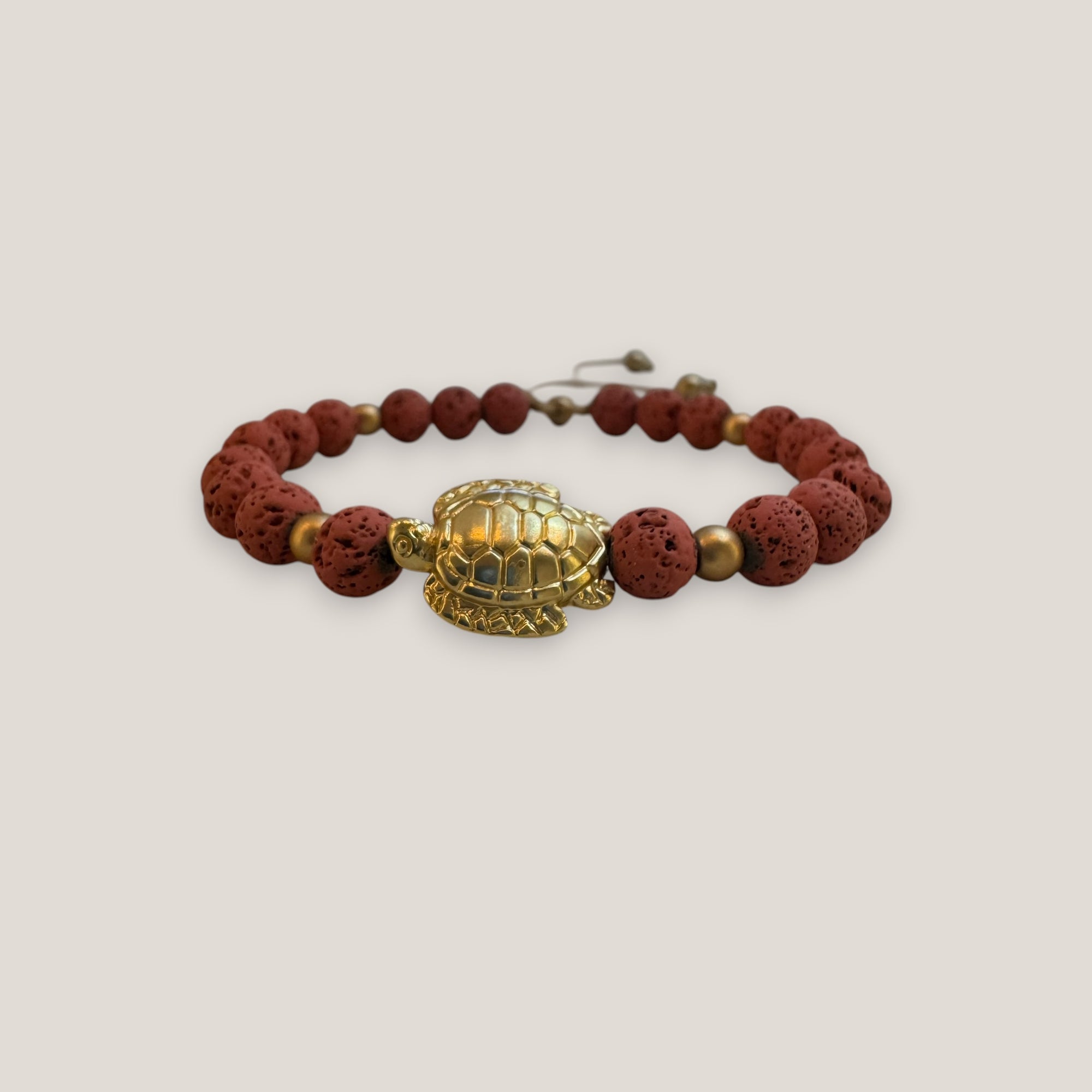 Pulsera con gran tortuga dorada lava fucsia