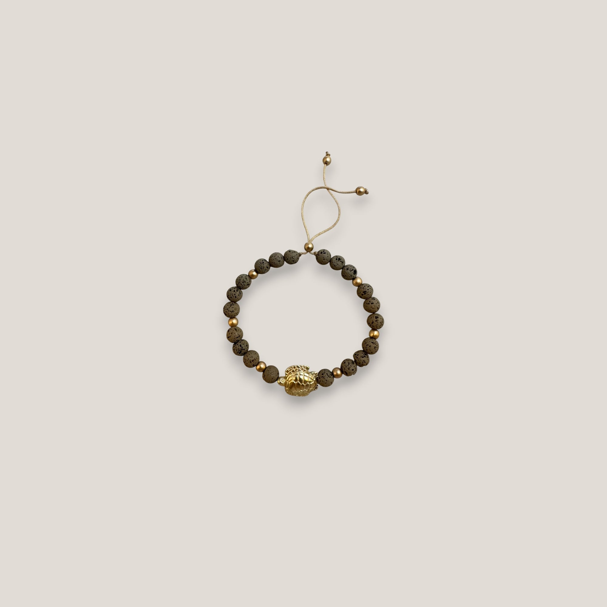 Pulsera con gran tortuga dorada lava marrón claro