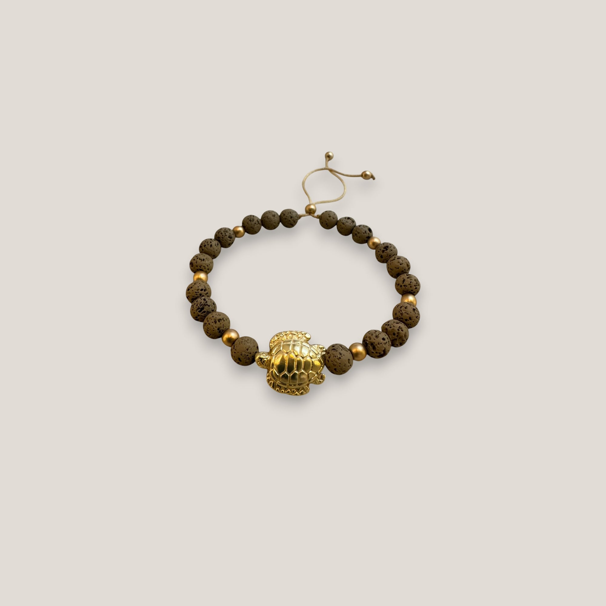 Pulsera con gran tortuga dorada lava marrón claro