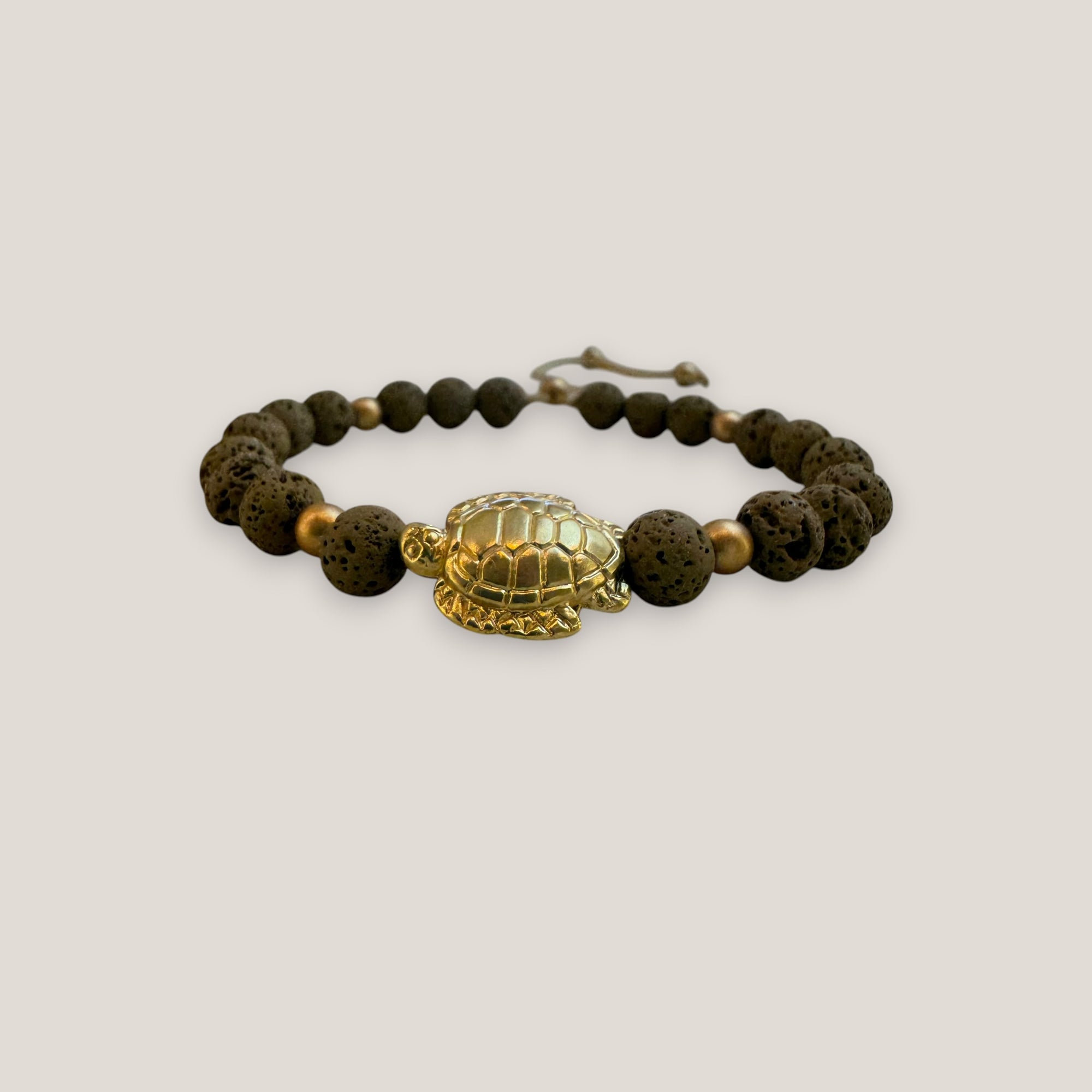 Pulsera con gran tortuga dorada lava marrón claro