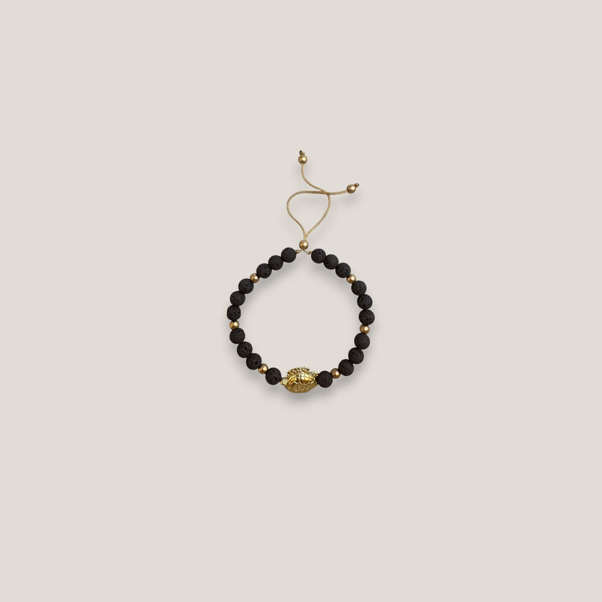 Pulsera con gran tortuga dorada lava marrón oscuro