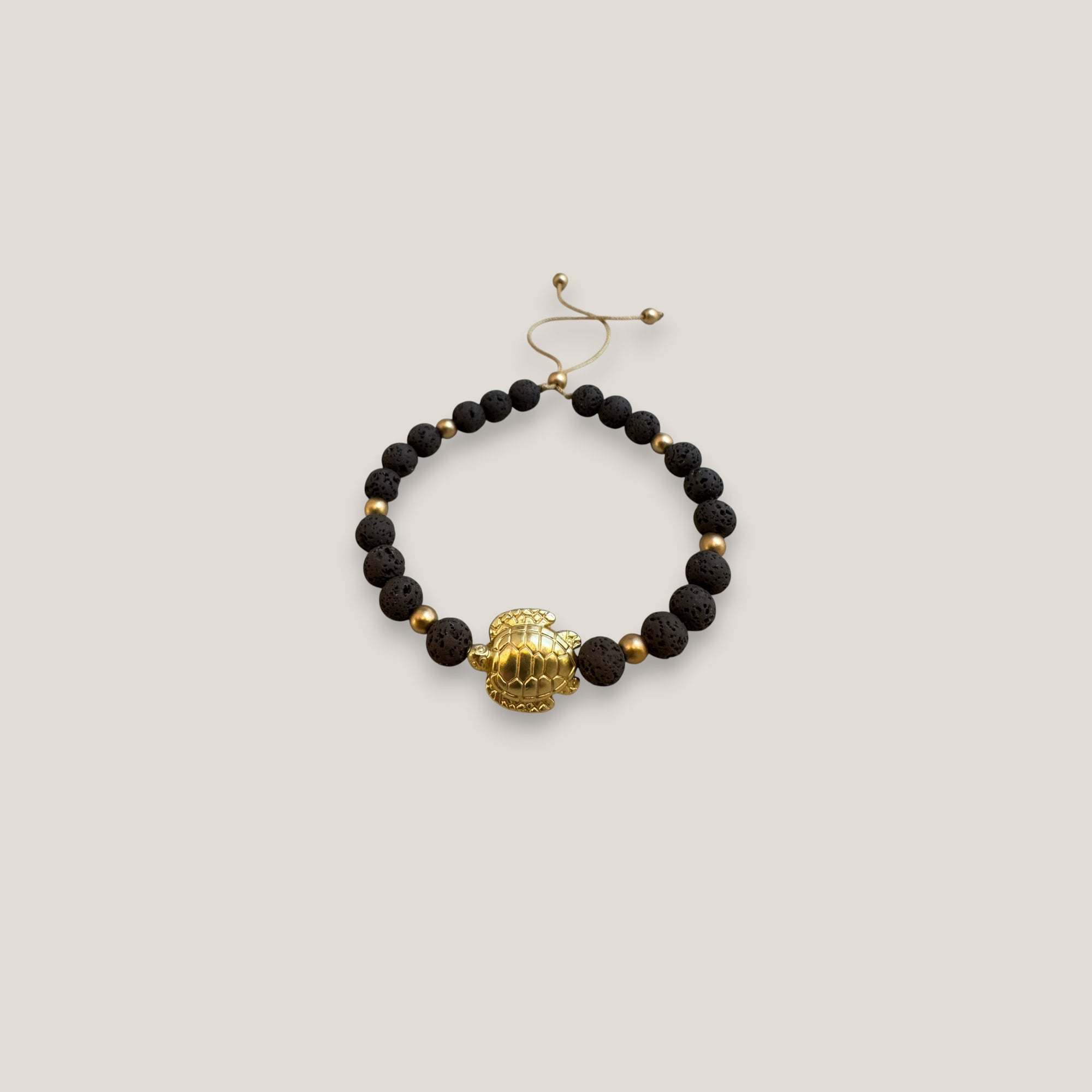 Pulsera con gran tortuga dorada lava marrón oscuro