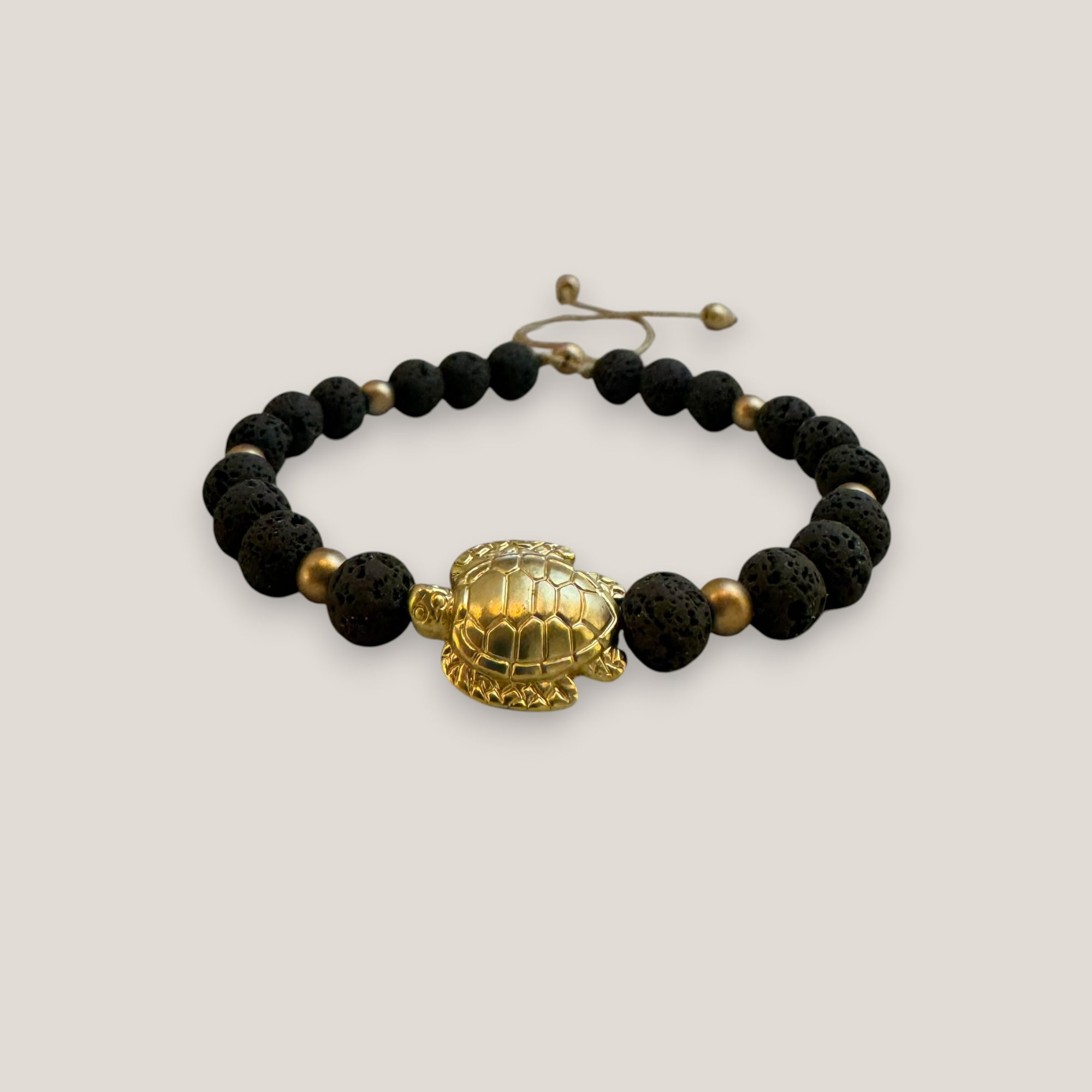 Pulsera con gran tortuga dorada lava marrón oscuro