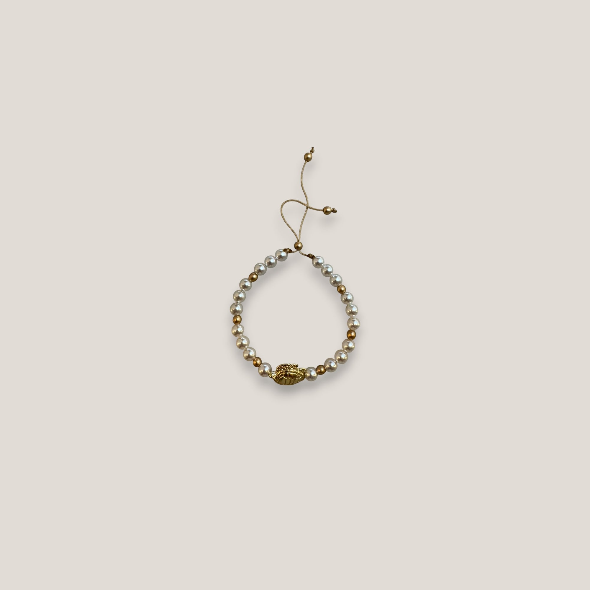 Armband mit großer goldener Schildkröte und weißen Perlmuttglasperlen