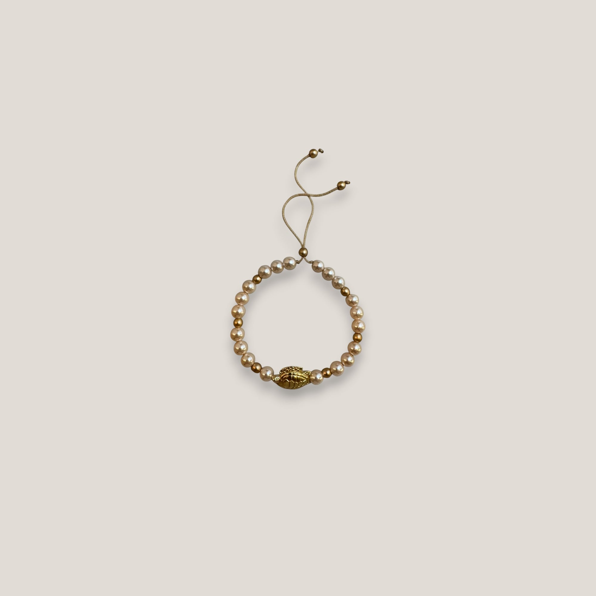 Armband mit großer goldener Schildkröte und rosa Perlen