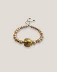Armband mit großer goldener Schildkröte und rosa Perlen