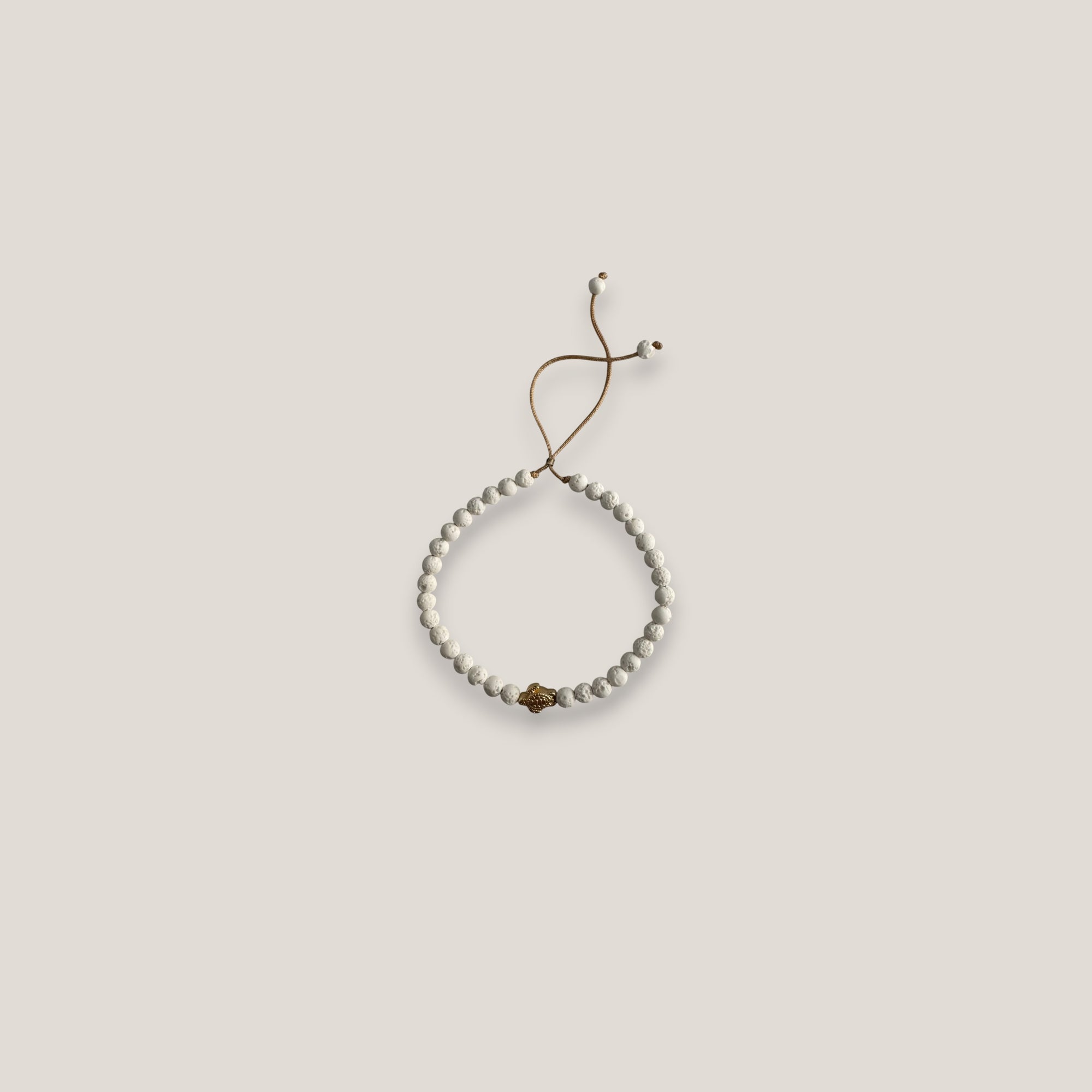 Armband mit goldener Schildkröte und weißem Korallenschwamm