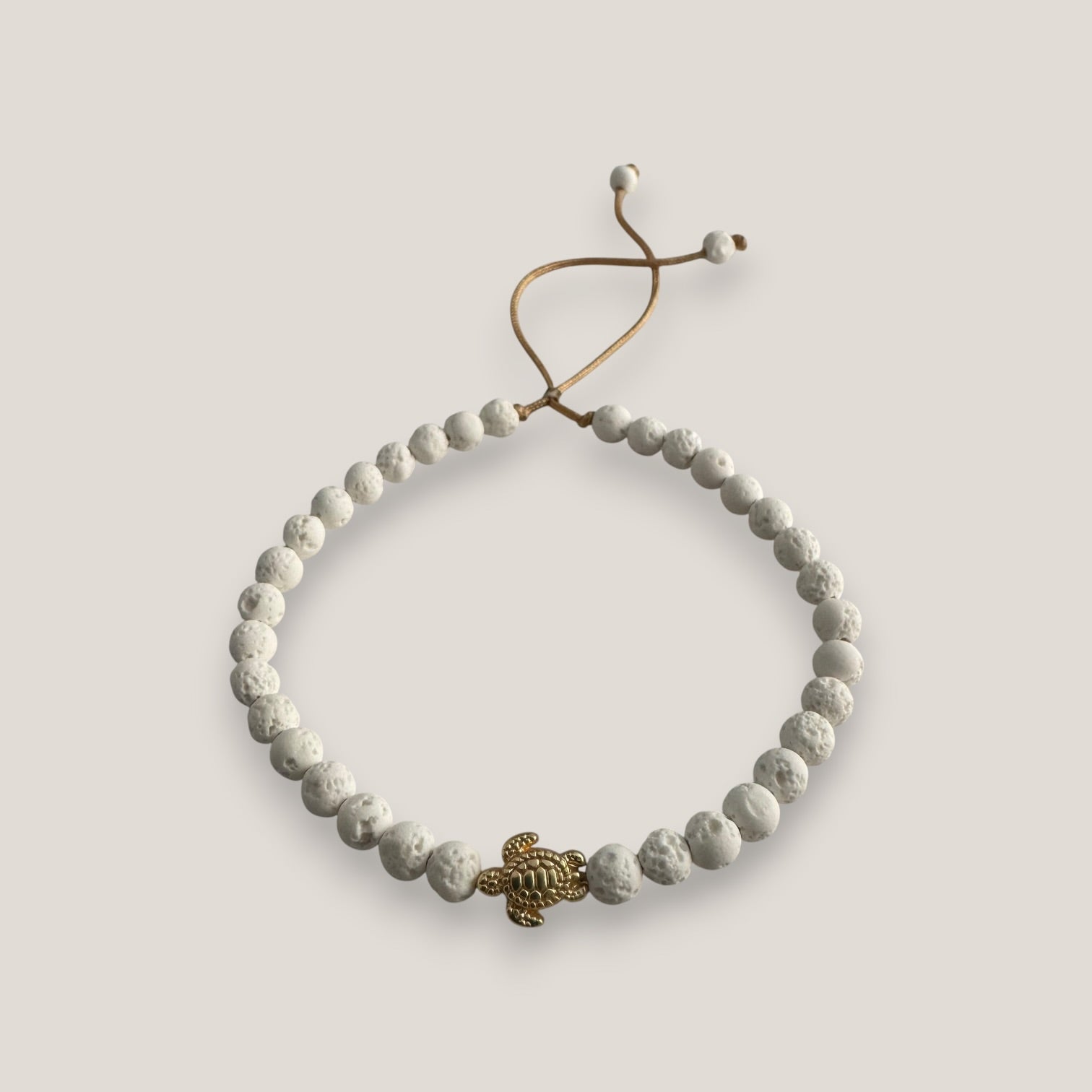 Armband mit goldener Schildkröte und weißem Korallenschwamm