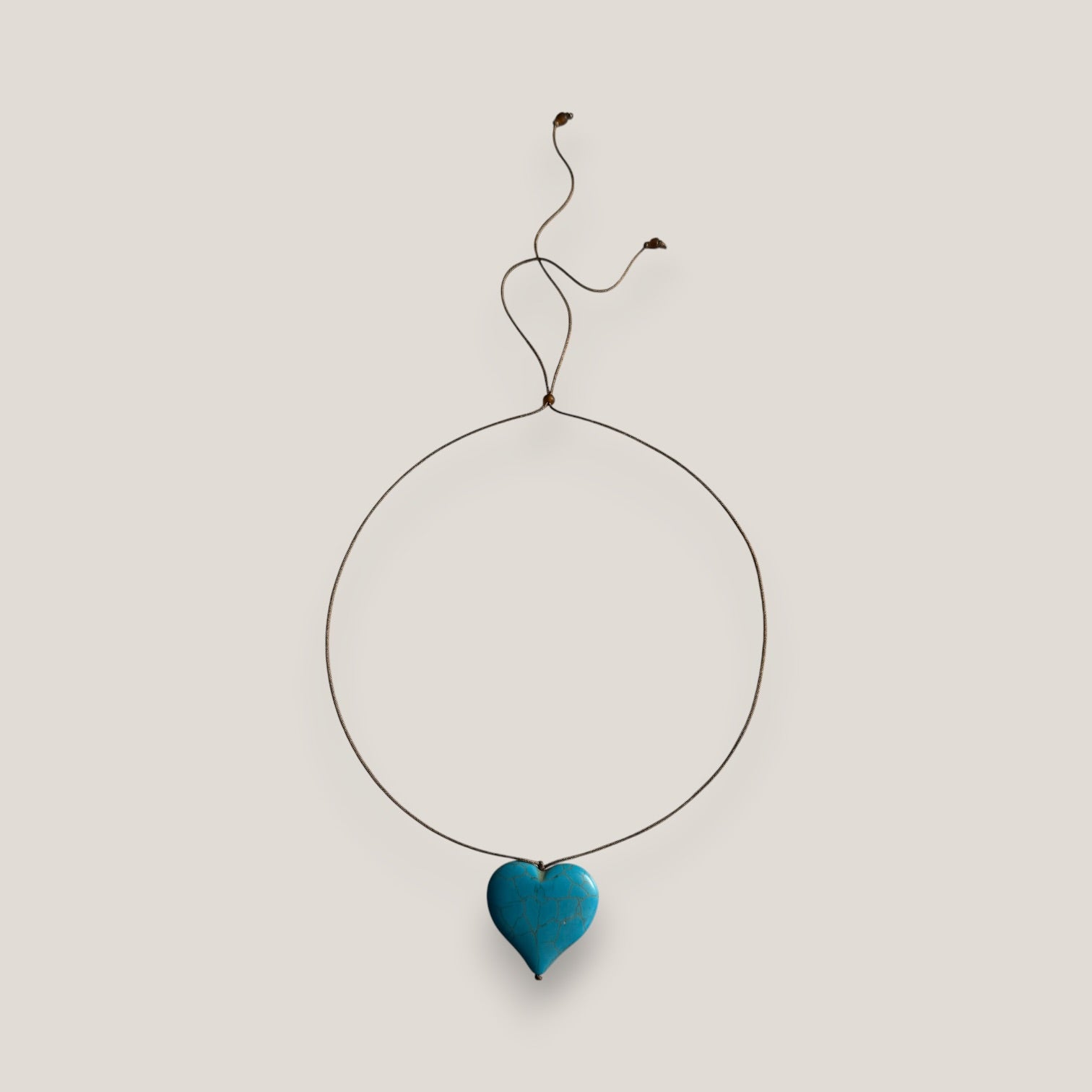 Collar minimal gran corazón howlita turquesa