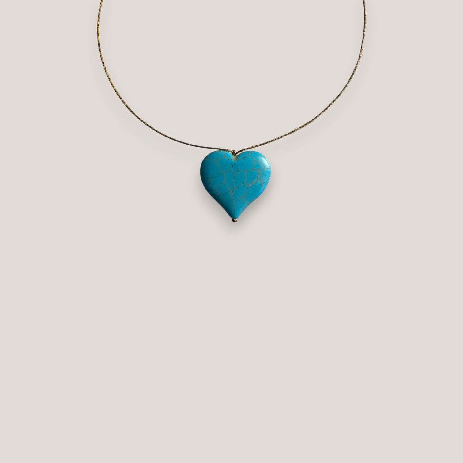 Collar minimal gran corazón howlita turquesa