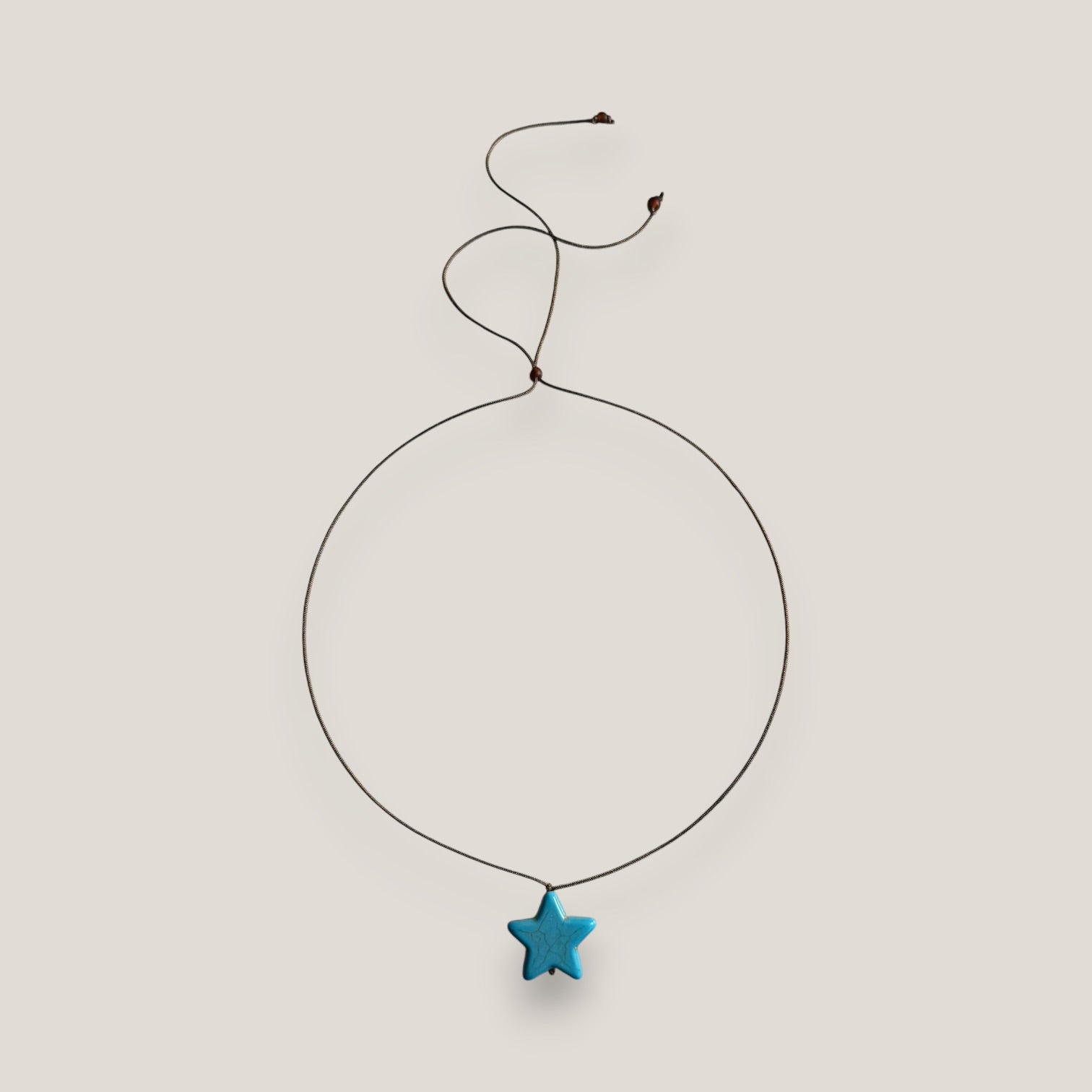 Collar minimal gran estrella clásica howlita turquesa