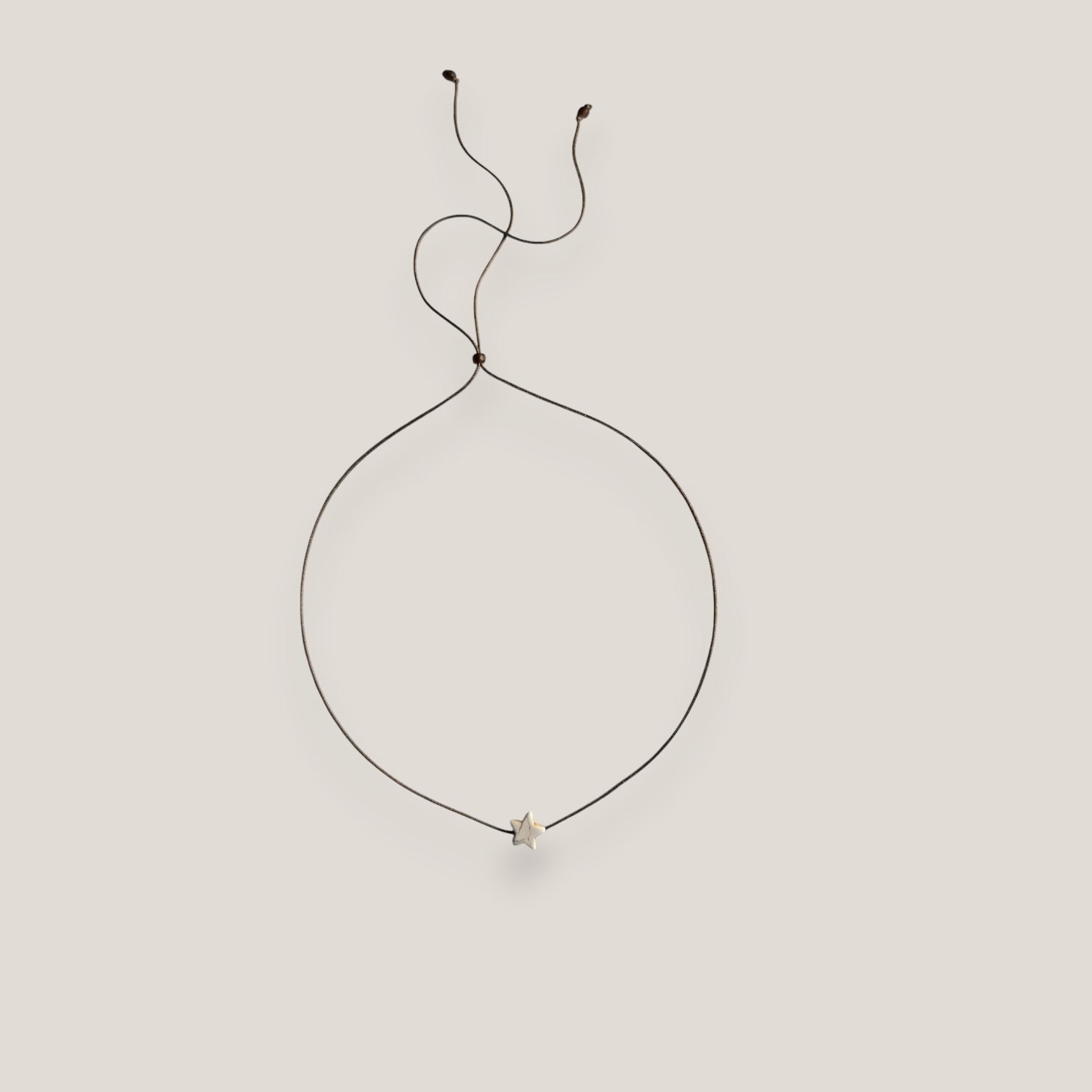 Collar minimal estrella clásica howlita natural
