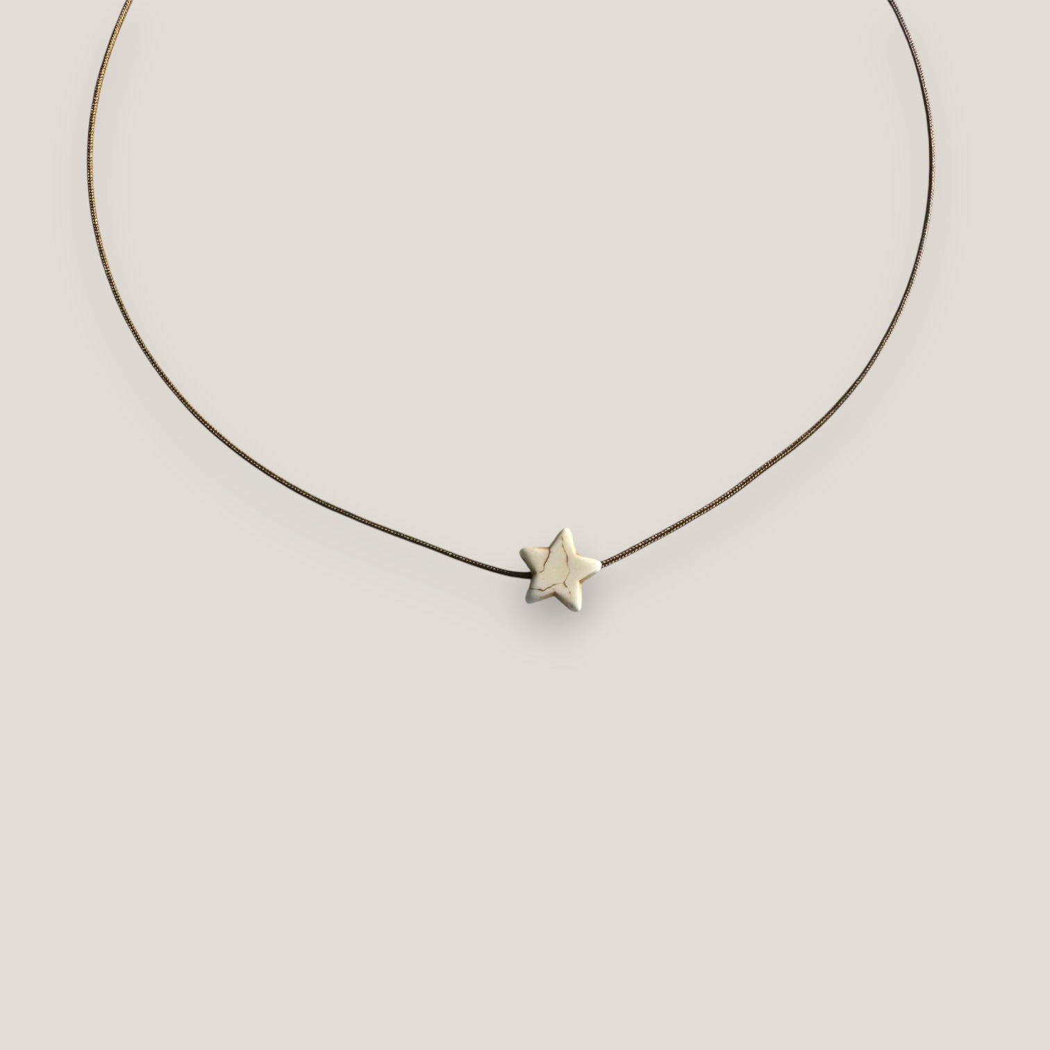 Collar minimal estrella clásica howlita natural
