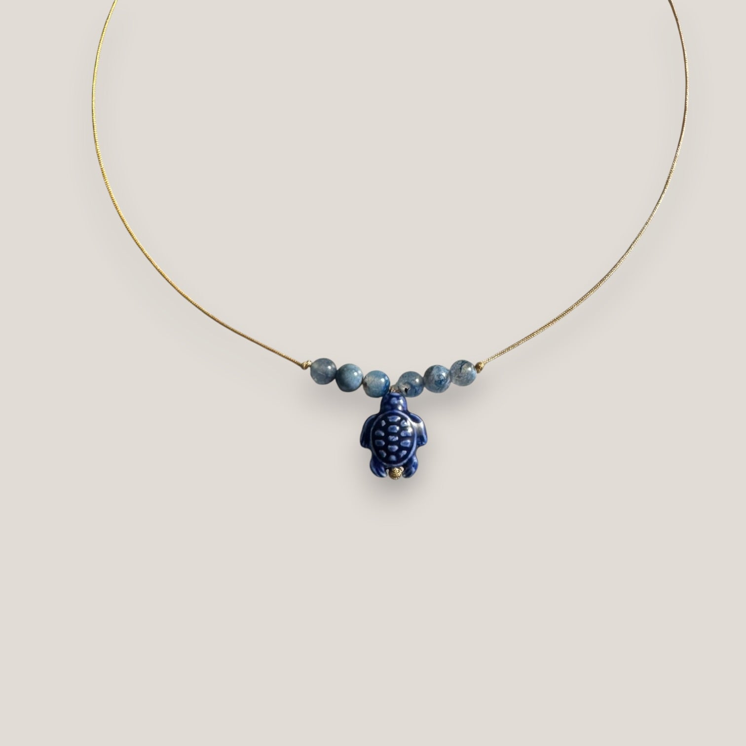 Collar midi tortuga cerámica azulón ágatas jaspeadas azules y blanco