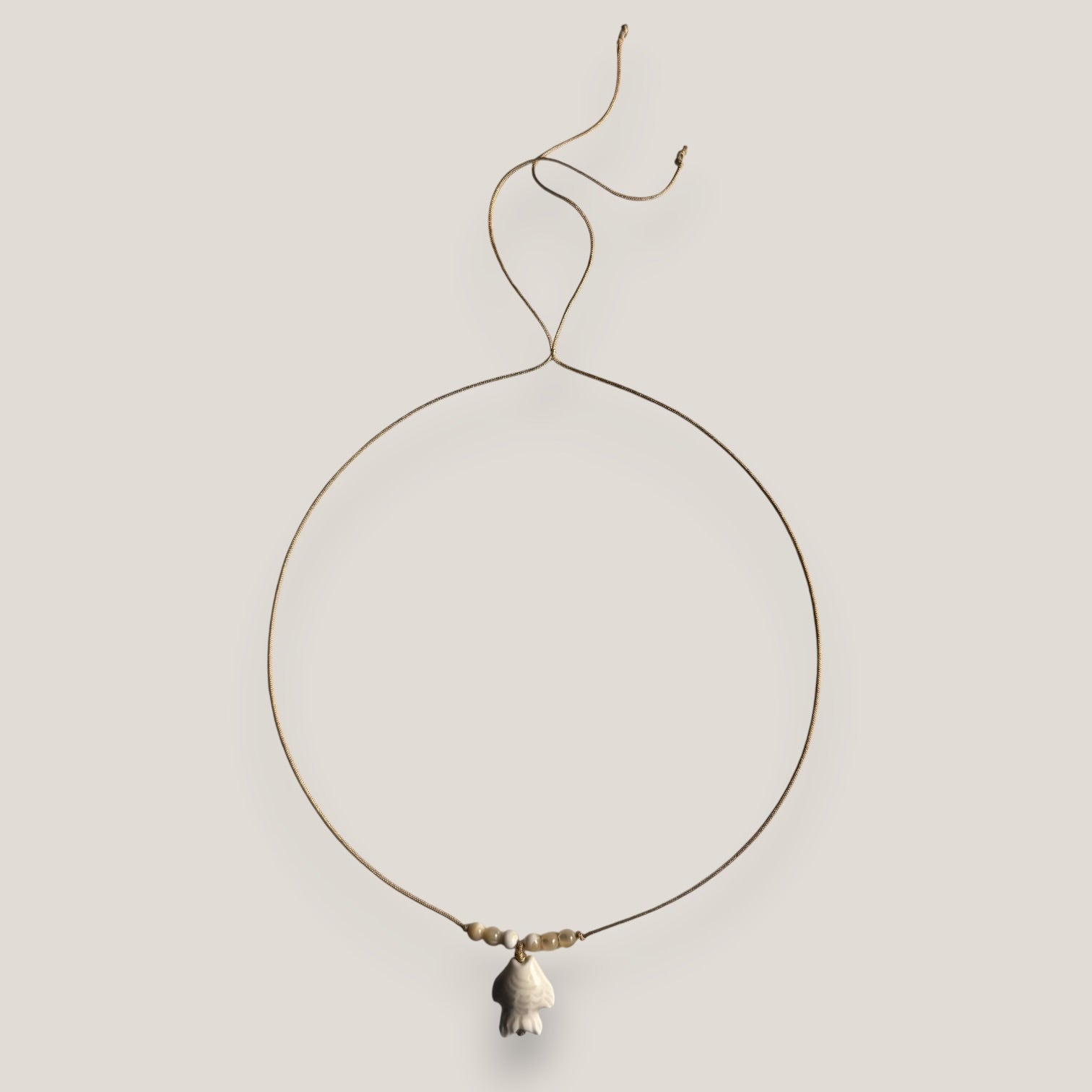 Collar midi pez cerámica beis nácar crudo