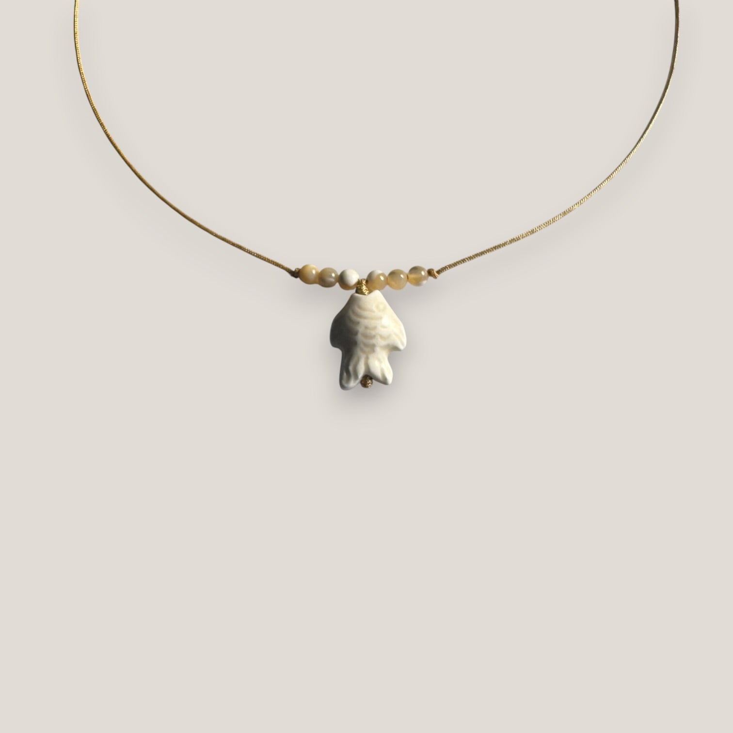 Collar midi pez cerámica beis nácar crudo