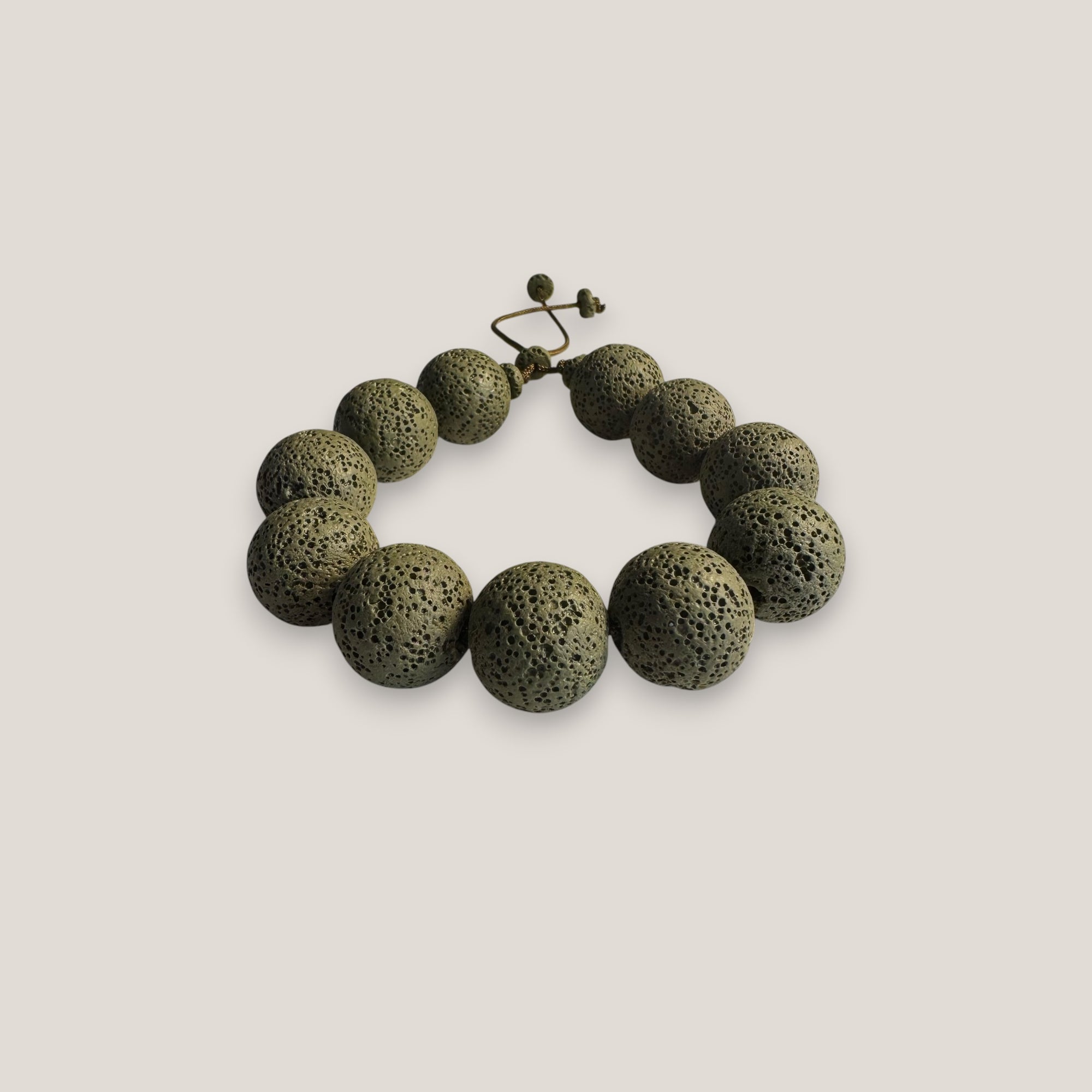 Armband mit großen khakigrünen Schwammkorallenperlen