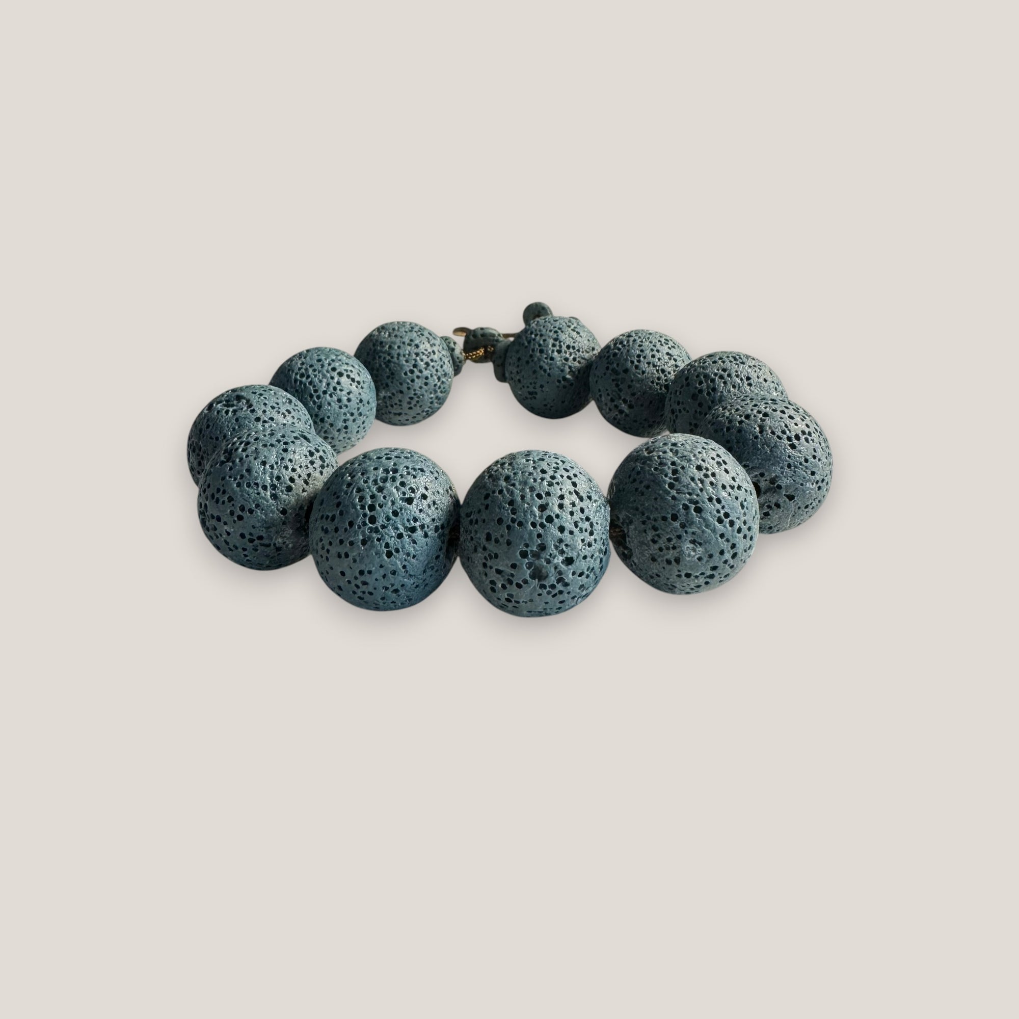 Armband mit großen getrockneten grünen Schwammkorallenperlen