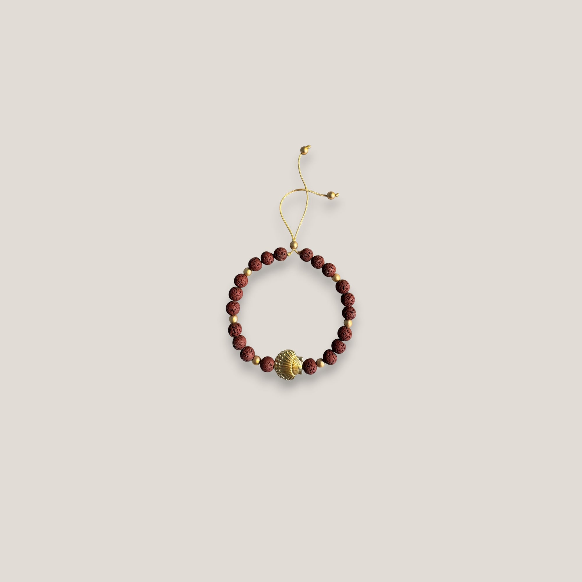 Pulsera gran concha dorada lava granate