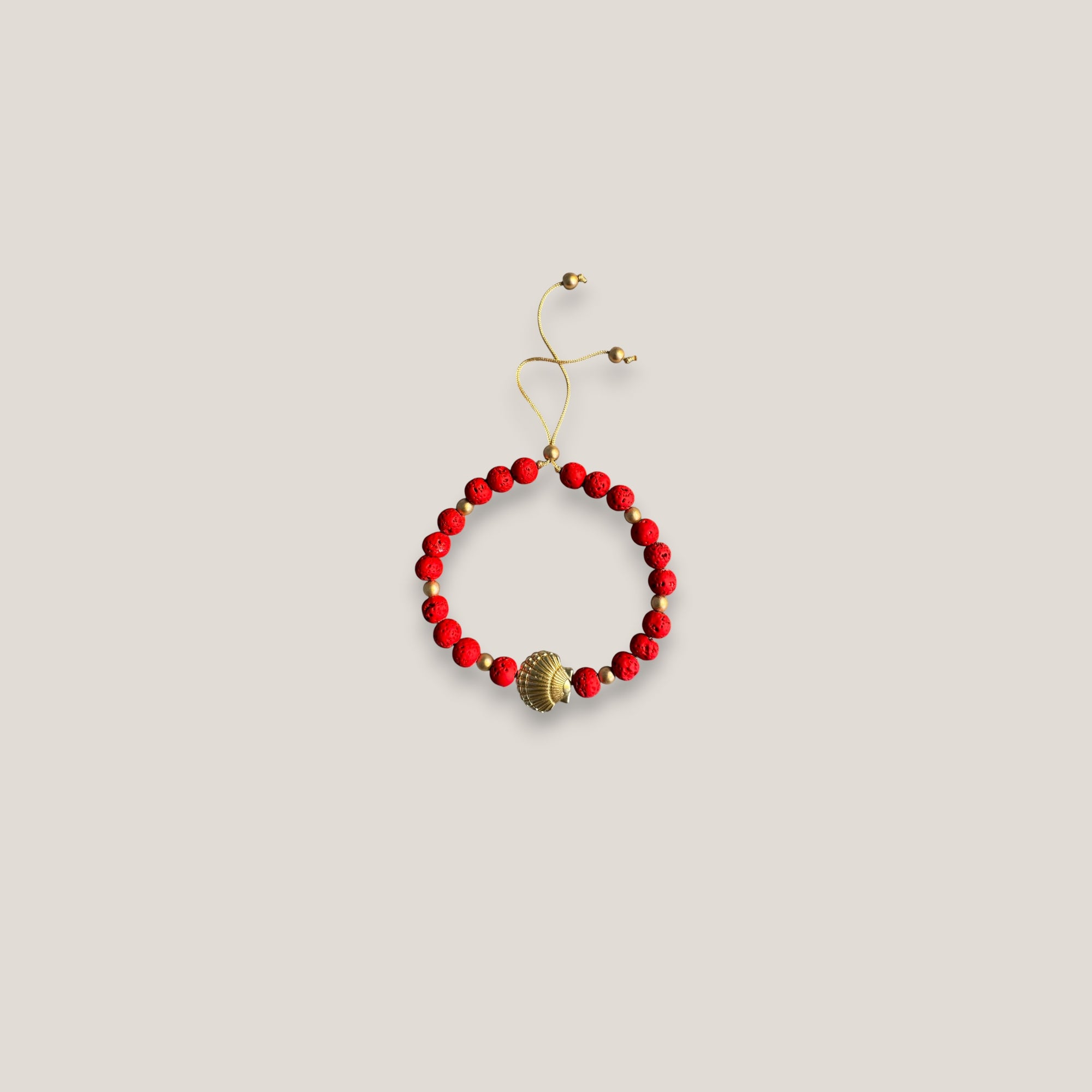 Pulsera gran concha dorada lava roja