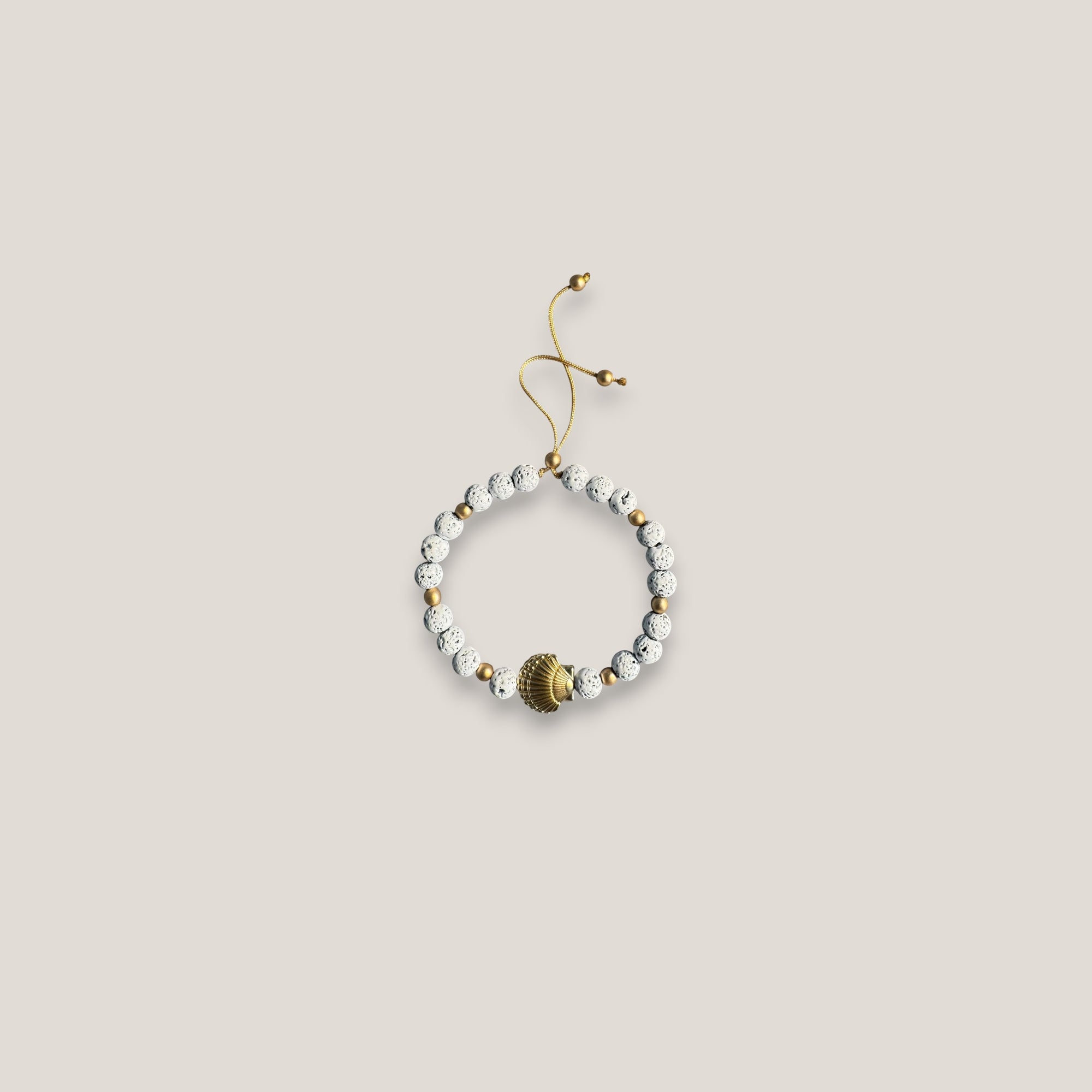 Pulsera gran concha dorada lava blanca