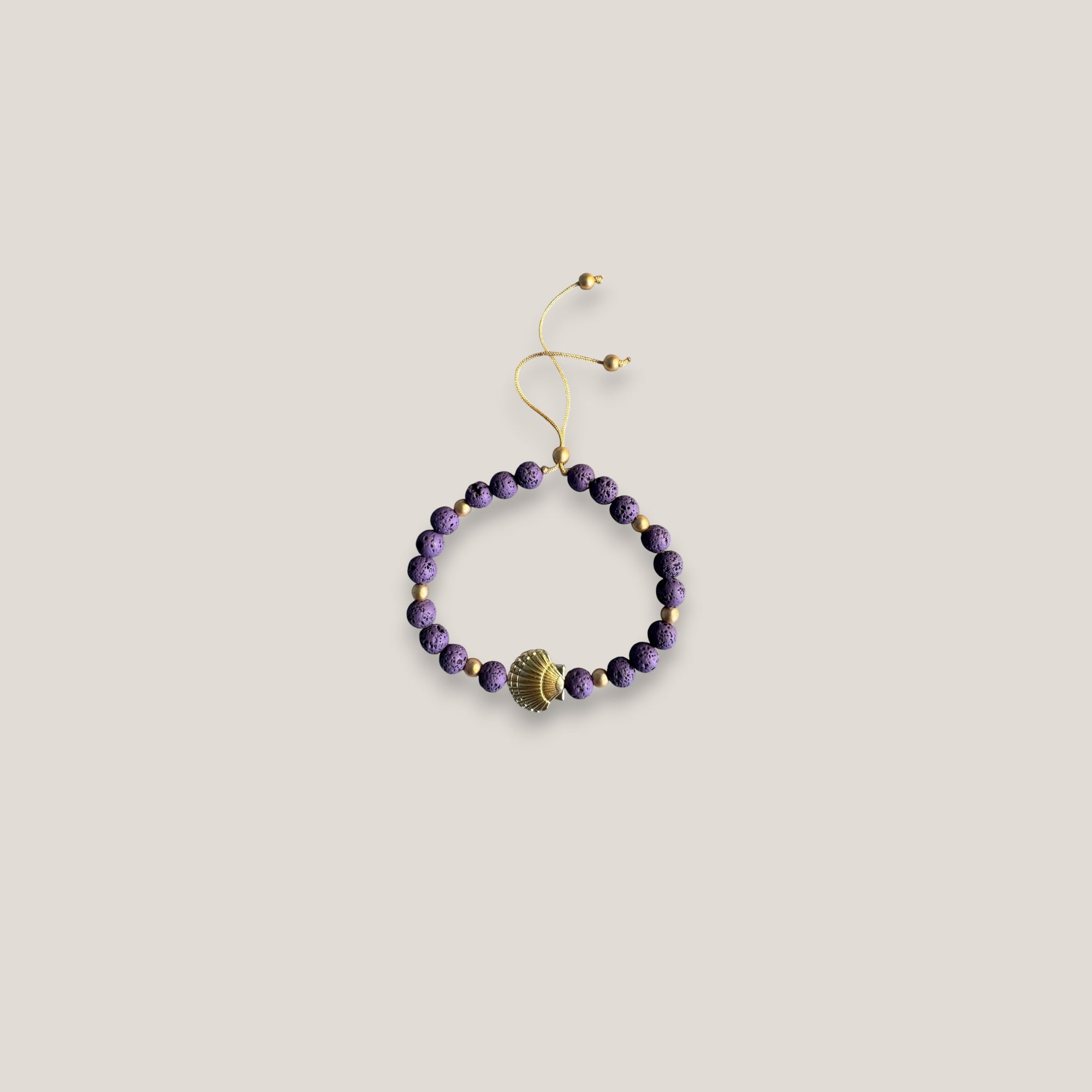 Pulsera gran concha dorada lava morada